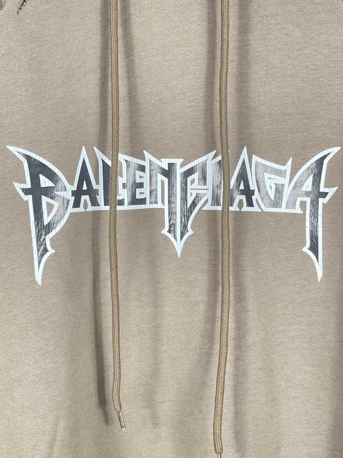 🅿️316 real photos [Top version. Official website quality] BALENCI*GA/Paris. Classic style. 23SS#BALENCI*GA# Ready-to-wear distressed. Hand-worn. Hand-painted, limited edition rock band printed hooded long-sleeved sweatshirt. Synchronized with brick cabinets in autumn and winter. The fabric is made of Paris ZP custom-woven and dyed cotton sweatshirt, with a net weight of 450 grams. The cloth surface is clean. The cloth pattern is clear, soft and comfortable. The threads are woven and dyed with no color difference. The classic letter LOGO uses precision stencils, imported environmentally friendly rubber paddles, and crackle printing, with a three-dimensional effect. The hem is hand-painted, restoring the brick cabinet, and the version adopts the OS loose shoulder style. Same style for men and women. Code: BL238057 Color: black, coffee, beige. Size: XS S M L