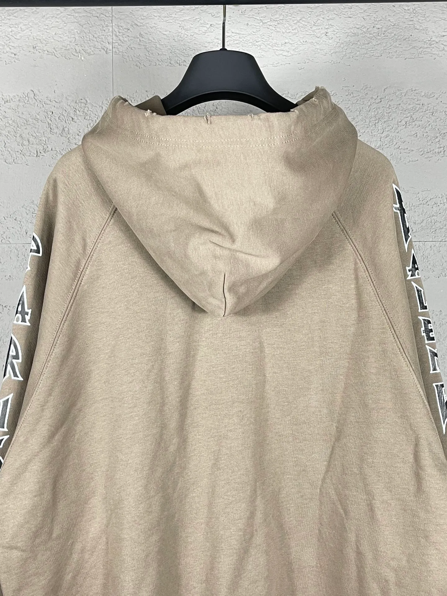 🅿️316 real photos [Top version. Official website quality] BALENCI*GA/Paris. Classic style. 23SS#BALENCI*GA# Ready-to-wear distressed. Hand-worn. Hand-painted, limited edition rock band printed hooded long-sleeved sweatshirt. Synchronized with brick cabinets in autumn and winter. The fabric is made of Paris ZP custom-woven and dyed cotton sweatshirt, with a net weight of 450 grams. The cloth surface is clean. The cloth pattern is clear, soft and comfortable. The threads are woven and dyed with no color difference. The classic letter LOGO uses precision stencils, imported environmentally friendly rubber paddles, and crackle printing, with a three-dimensional effect. The hem is hand-painted, restoring the brick cabinet, and the version adopts the OS loose shoulder style. Same style for men and women. Code: BL238057 Color: black, coffee, beige. Size: XS S M L