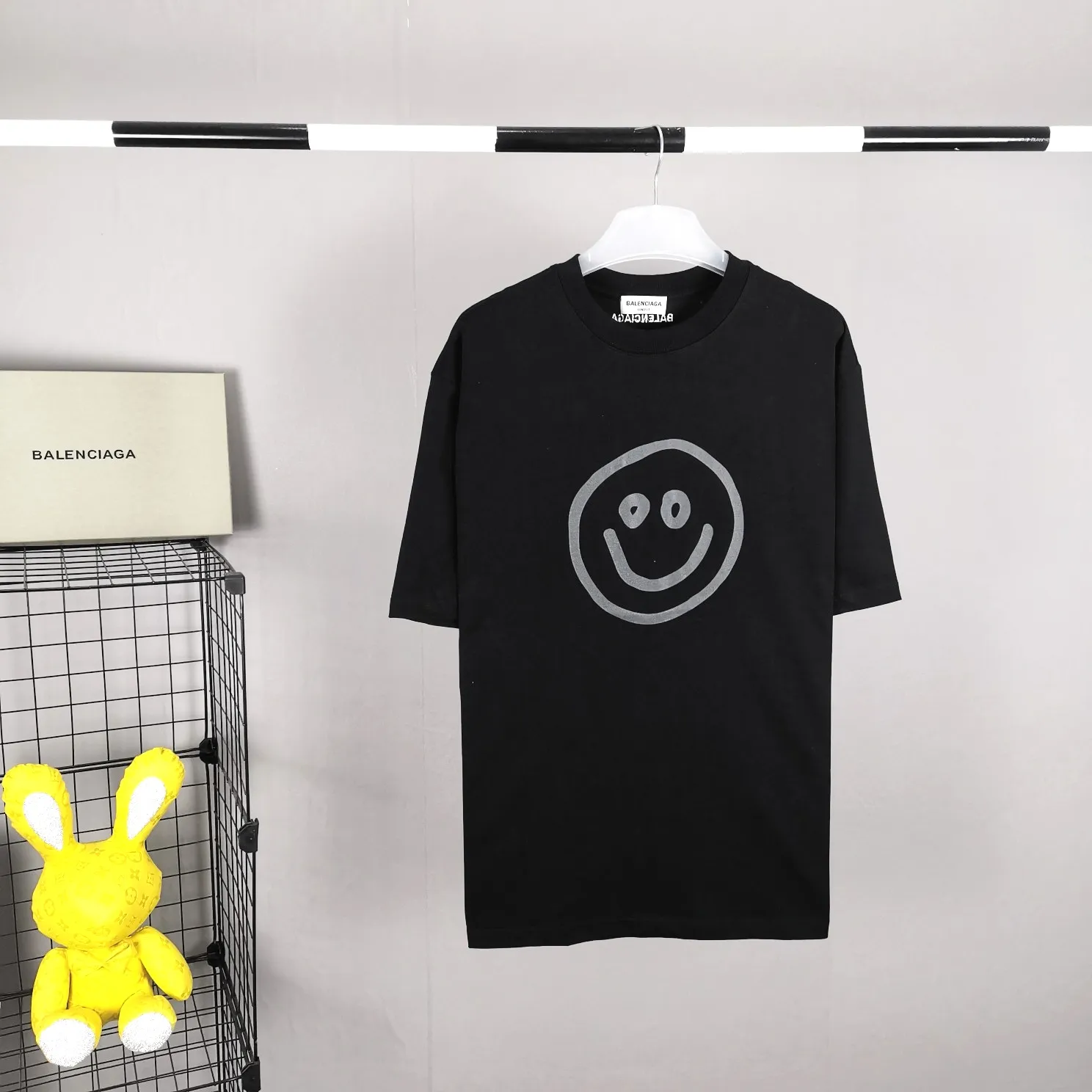 Top tested version BALENCIAGA fluorescent smiling face pure cotton loose-fitting trendy brand short sleeves for men and women couples. First of all, I would like to express my sincere blessings to all my partners through this single product. May all your wishes come true in 2022 and your smiles will always be on your face.  This print has a fluorescent effect, and the print is exposed to light or. The fluorescent effect will appear under the circumstances, and it will be more obvious at night, especially in the bar. It will definitely look like a handsome boy or girl! The printing process uses luminous offset printing. The fluorescent powder imported from Japan is added to the glue, which blends well with the glue and generates heat. When heated into water, it will not bubble or fall off. Original craftsmanship, ZP synchronization. The back printing adopts Japanese Tajima embroidery machine, which has high embroidery precision, no skipping and breakage, and cherry blossom thread guarantee. A full set of customized accessories, tags, washing, and packaging are consistent with the original ones. Color: black and white Size: XS-L P:250