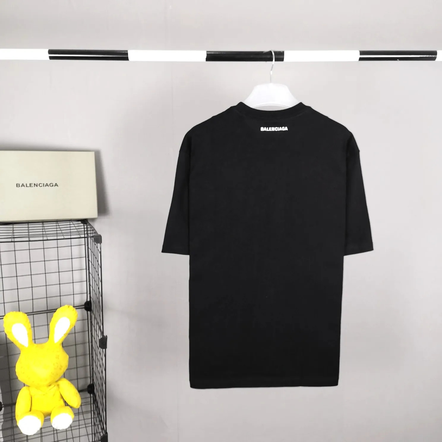 Top tested version BALENCIAGA fluorescent smiling face pure cotton loose-fitting trendy brand short sleeves for men and women couples. First of all, I would like to express my sincere blessings to all my partners through this single product. May all your wishes come true in 2022 and your smiles will always be on your face.  This print has a fluorescent effect, and the print is exposed to light or. The fluorescent effect will appear under the circumstances, and it will be more obvious at night, especially in the bar. It will definitely look like a handsome boy or girl! The printing process uses luminous offset printing. The fluorescent powder imported from Japan is added to the glue, which blends well with the glue and generates heat. When heated into water, it will not bubble or fall off. Original craftsmanship, ZP synchronization. The back printing adopts Japanese Tajima embroidery machine, which has high embroidery precision, no skipping and breakage, and cherry blossom thread guarantee. A full set of customized accessories, tags, washing, and packaging are consistent with the original ones. Color: black and white Size: XS-L P:250