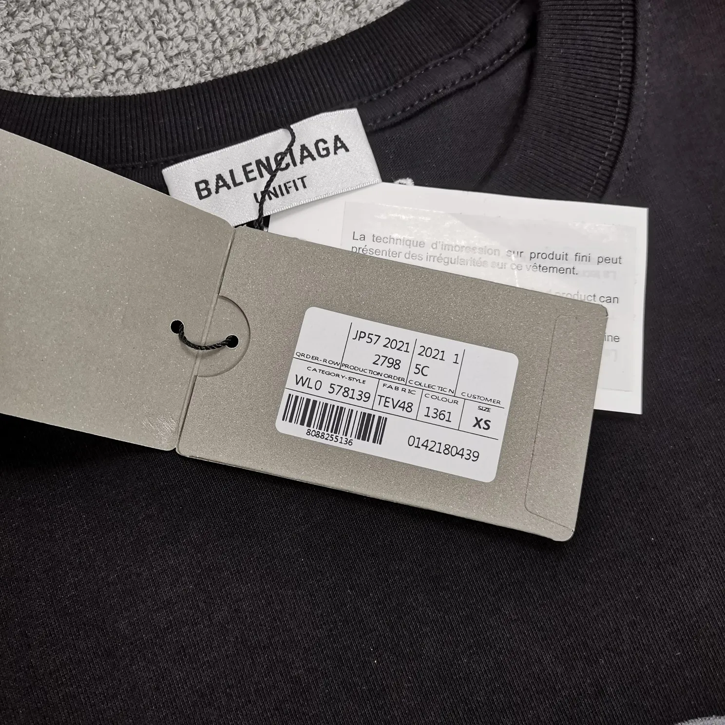 Top tested version BALENCIAGA fluorescent smiling face pure cotton loose-fitting trendy brand short sleeves for men and women couples. First of all, I would like to express my sincere blessings to all my partners through this single product. May all your wishes come true in 2022 and your smiles will always be on your face.  This print has a fluorescent effect, and the print is exposed to light or. The fluorescent effect will appear under the circumstances, and it will be more obvious at night, especially in the bar. It will definitely look like a handsome boy or girl! The printing process uses luminous offset printing. The fluorescent powder imported from Japan is added to the glue, which blends well with the glue and generates heat. When heated into water, it will not bubble or fall off. Original craftsmanship, ZP synchronization. The back printing adopts Japanese Tajima embroidery machine, which has high embroidery precision, no skipping and breakage, and cherry blossom thread guarantee. A full set of customized accessories, tags, washing, and packaging are consistent with the original ones. Color: black and white Size: XS-L P:250