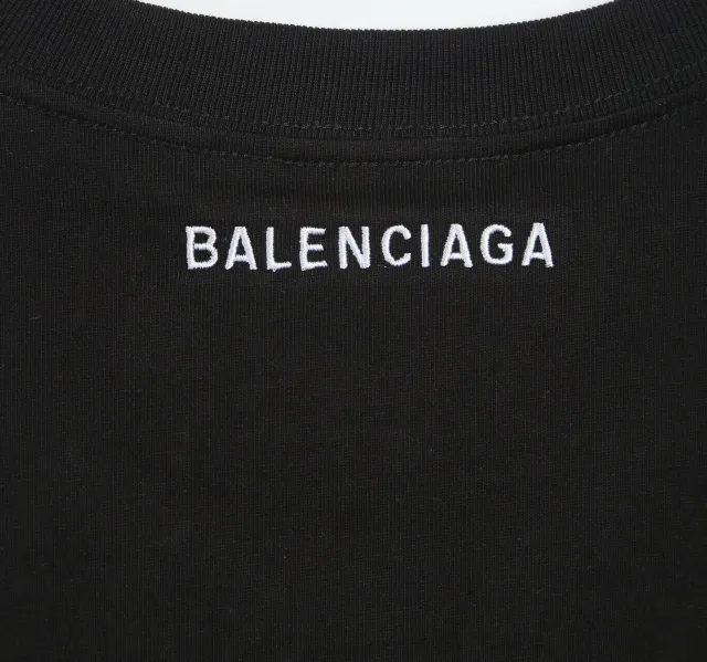 Top tested version BALENCIAGA fluorescent smiling face pure cotton loose-fitting trendy brand short sleeves for men and women couples. First of all, I would like to express my sincere blessings to all my partners through this single product. May all your wishes come true in 2022 and your smiles will always be on your face.  This print has a fluorescent effect, and the print is exposed to light or. The fluorescent effect will appear under the circumstances, and it will be more obvious at night, especially in the bar. It will definitely look like a handsome boy or girl! The printing process uses luminous offset printing. The fluorescent powder imported from Japan is added to the glue, which blends well with the glue and generates heat. When heated into water, it will not bubble or fall off. Original craftsmanship, ZP synchronization. The back printing adopts Japanese Tajima embroidery machine, which has high embroidery precision, no skipping and breakage, and cherry blossom thread guarantee. A full set of customized accessories, tags, washing, and packaging are consistent with the original ones. Color: black and white Size: XS-L P:250