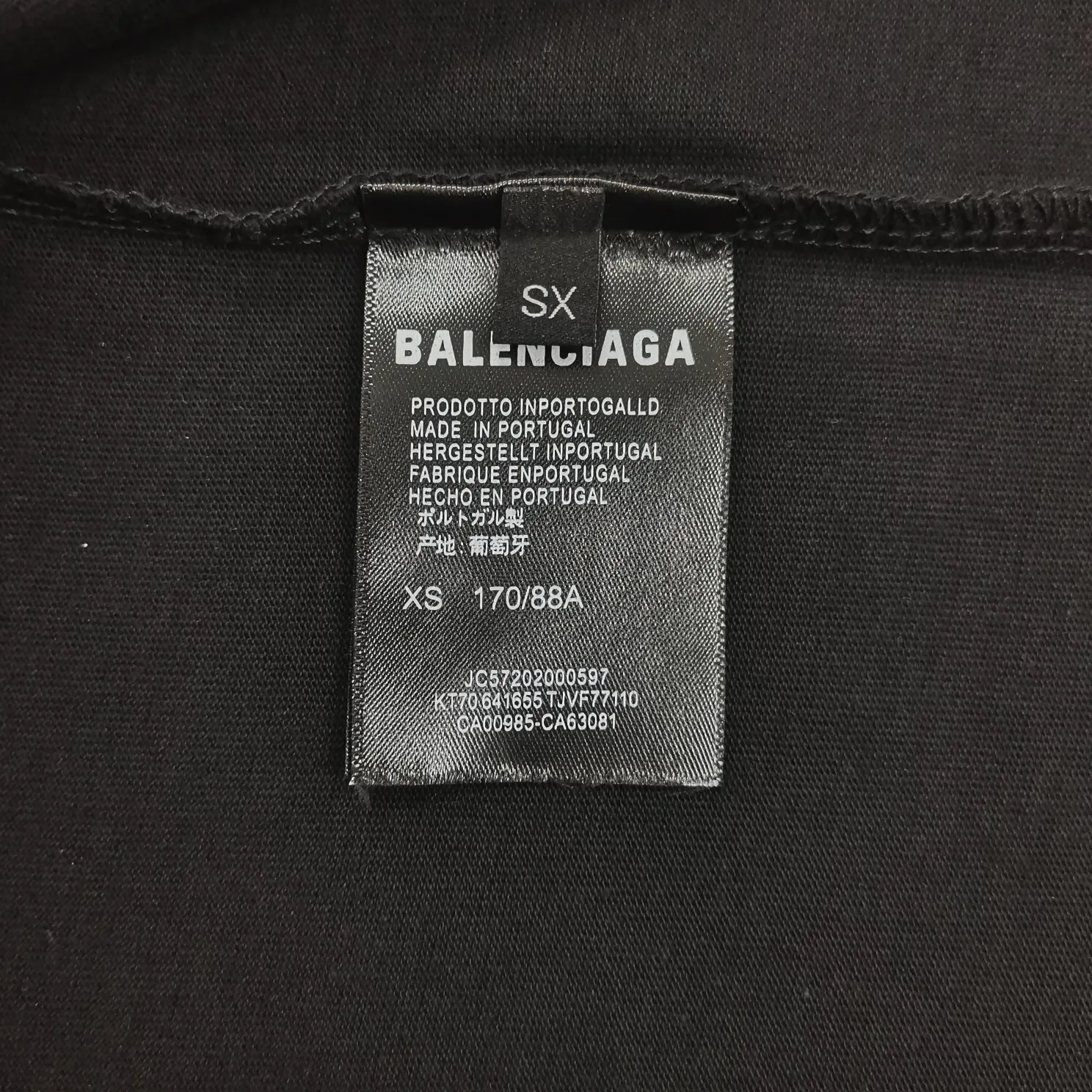 Top tested version BALENCIAGA fluorescent smiling face pure cotton loose-fitting trendy brand short sleeves for men and women couples. First of all, I would like to express my sincere blessings to all my partners through this single product. May all your wishes come true in 2022 and your smiles will always be on your face.  This print has a fluorescent effect, and the print is exposed to light or. The fluorescent effect will appear under the circumstances, and it will be more obvious at night, especially in the bar. It will definitely look like a handsome boy or girl! The printing process uses luminous offset printing. The fluorescent powder imported from Japan is added to the glue, which blends well with the glue and generates heat. When heated into water, it will not bubble or fall off. Original craftsmanship, ZP synchronization. The back printing adopts Japanese Tajima embroidery machine, which has high embroidery precision, no skipping and breakage, and cherry blossom thread guarantee. A full set of customized accessories, tags, washing, and packaging are consistent with the original ones. Color: black and white Size: XS-L P:250