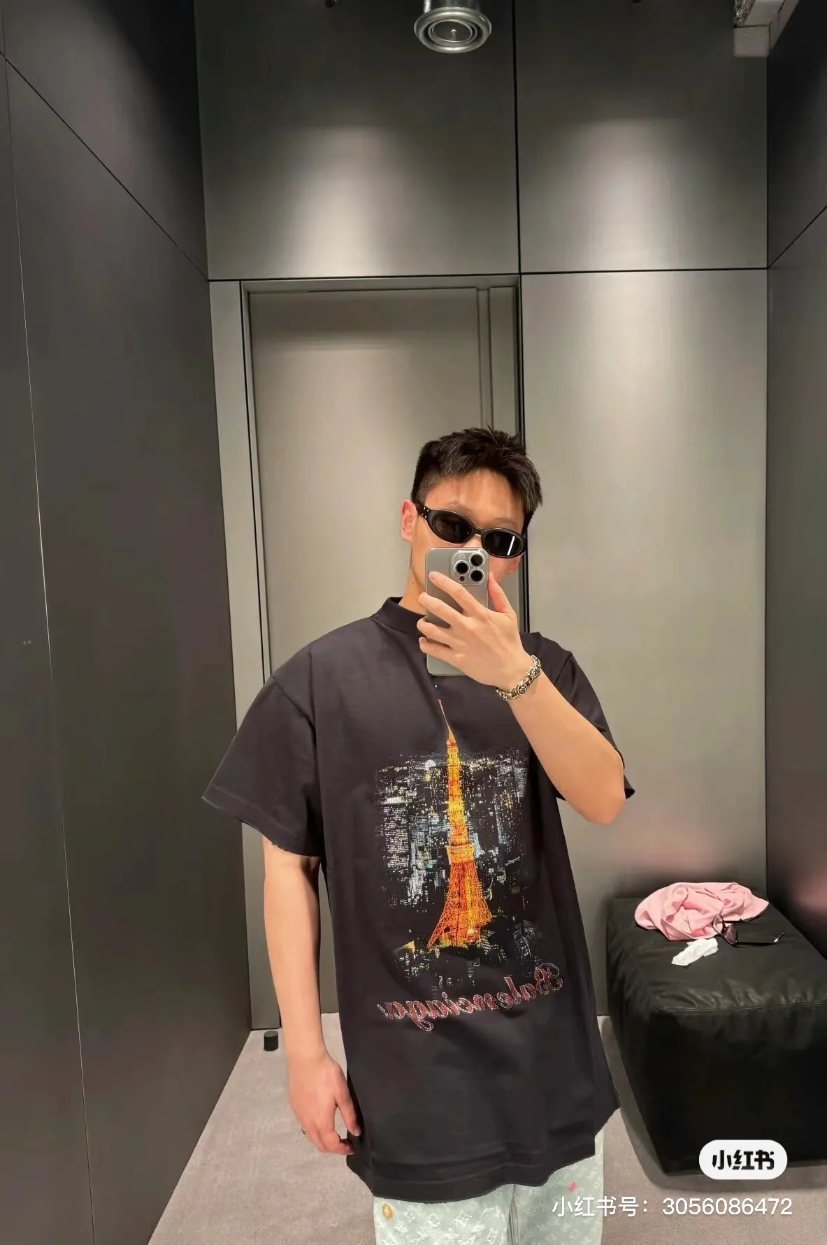 ♻️💯Refer to the model picture for the upper body❤️Top version - BALENCIAGA - Tokyo Ginza Limited Eiffel Tower short-sleeved T-shirt. The original developed custom-woven fabric process is washed and processed. The high-gram weight 280g fabric is full of texture. The cloth surface is clean, soft and comfortable. Solona thread custom dyeing has no color difference. The front of Korray direct-injection is decorated with ginzatokyo art prints. The printed pattern is presented with cracks and fading effects, and the washing process makes old holes. The crackle Kangli printing process is a unique printing technology. Through the steps of design pattern, fabric selection, printing equipment, printing process, drying and shaping, quality inspection and packaging and storage, digital printing with crackle effect is produced. os dropped shoulder loose version. Same style for men and women. Color: active white black. Size: XS-L P:280