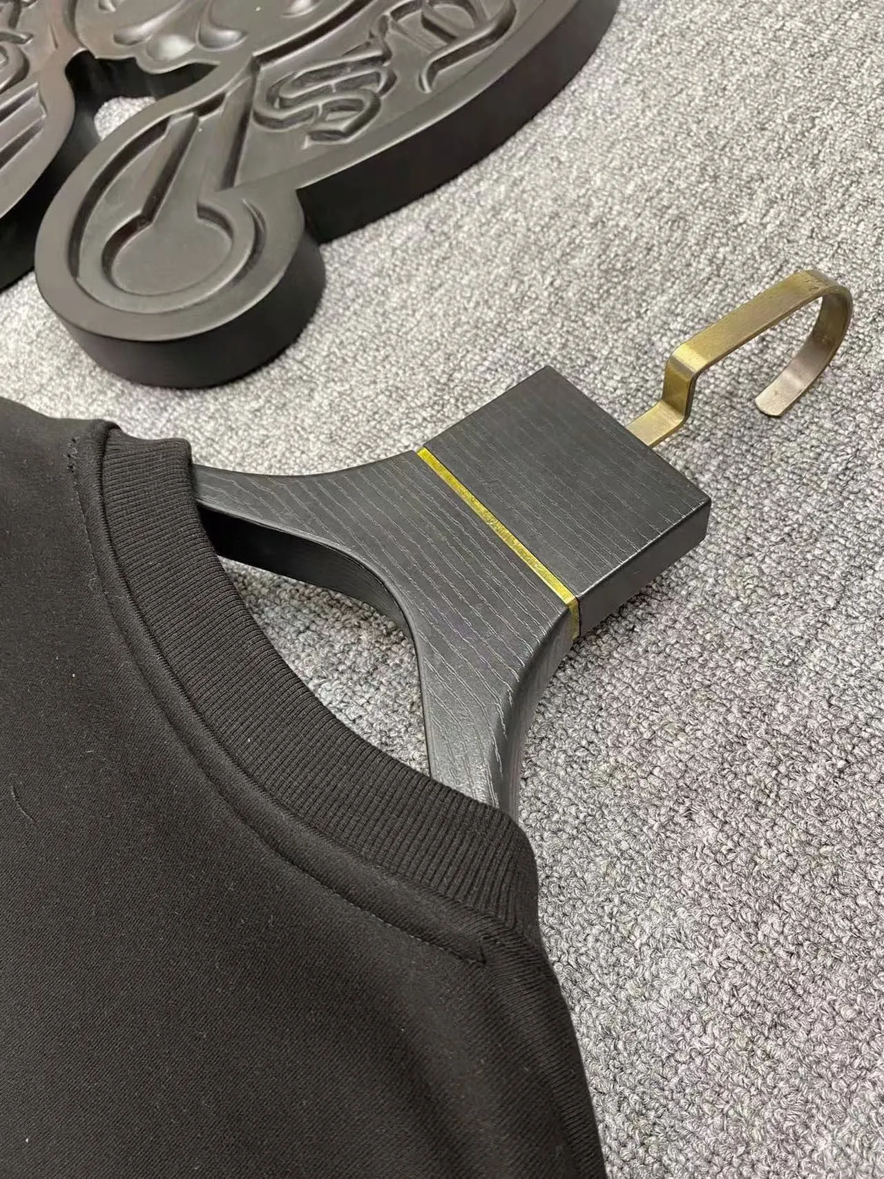 🅿️240 Brand [BALENCIAGA] (Good news for fat people) 2025 spring style (fleece sweatshirt) Tencel Roman velvet fabric The upper body is extremely comfortable and skin-friendly. It is very elastic, does not cause pilling, is super warm, and is very comfortable to wear next to the body. It can be worn alone as a base layer, making you stylish and warm, simple and elegant, close to the body and warm. Size: M-5XL (can wear up to 220 pounds) Color: black