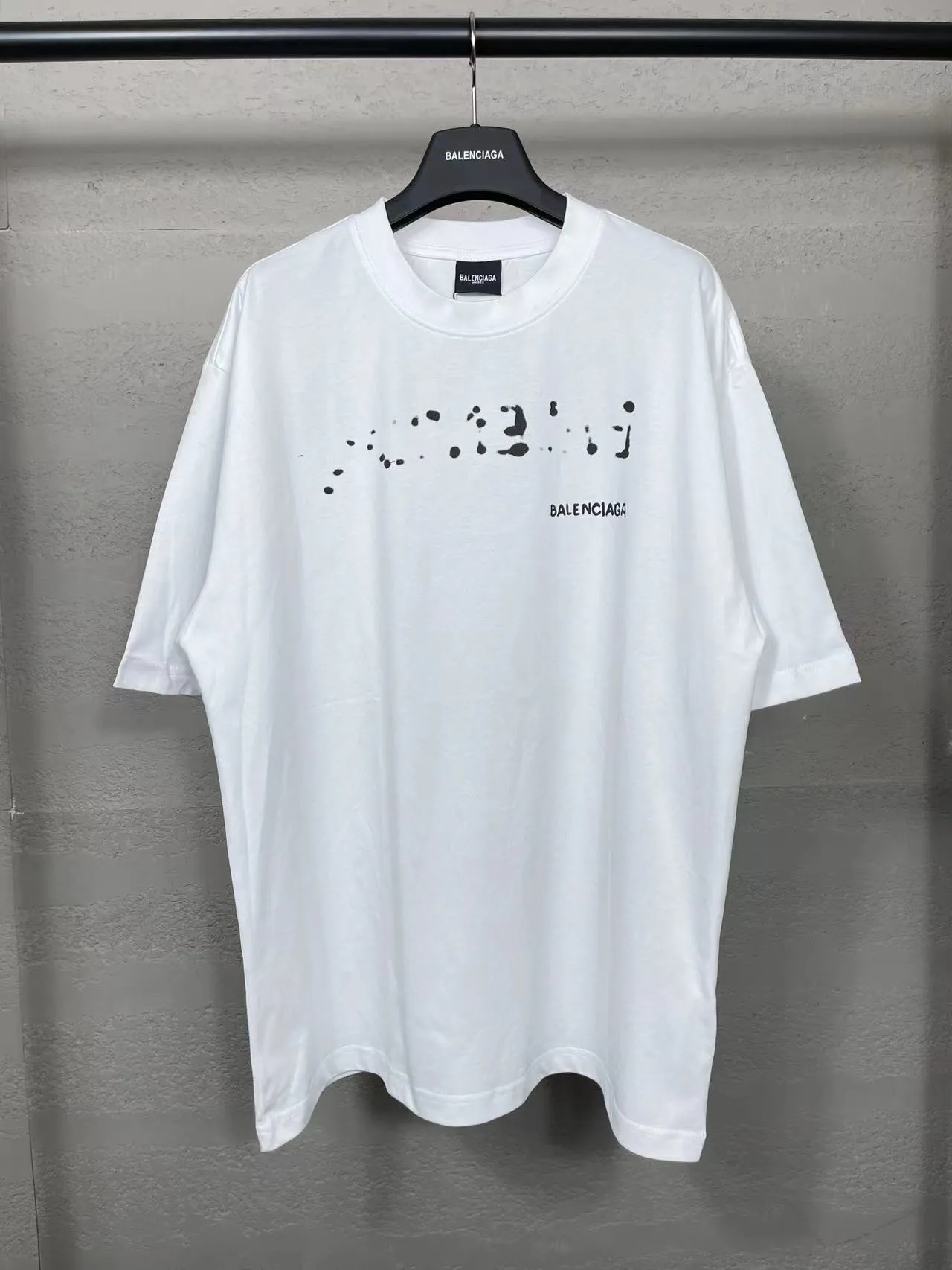 🅿️166 real photos [Top version. Official website quality] BALENCI*GA/Paris BALENCI*GA#2023 spring and summer new style, blurred letter shadow printed short-sleeved T-shirt. Brick cabinet synchronization. The fabric is made of Paris ZP custom-woven and dyed 100% cotton double yarn compact cotton. The weight is 260 grams, the cloth surface is clean. The cloth pattern is clear. Soft and comfortable. Good color fastness. Not easy to change color. The threads are woven and dyed with no color difference. The printing uses imported environmentally friendly rubber paddles, cutting piece positioning, precision stencils, fine LOGO letters, clear letters, no burrs. The effect is three-dimensional, which is different from ordinary printing in the market. Restore brick cabinets. The version adopts OS loose shoulder design. Same style for men and women. Code: BL223201 Color: black, pink, white. Size: XS to L
