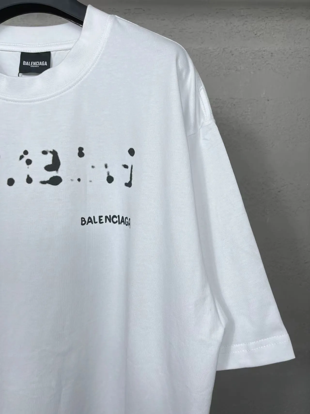 🅿️166 real photos [Top version. Official website quality] BALENCI*GA/Paris BALENCI*GA#2023 spring and summer new style, blurred letter shadow printed short-sleeved T-shirt. Brick cabinet synchronization. The fabric is made of Paris ZP custom-woven and dyed 100% cotton double yarn compact cotton. The weight is 260 grams, the cloth surface is clean. The cloth pattern is clear. Soft and comfortable. Good color fastness. Not easy to change color. The threads are woven and dyed with no color difference. The printing uses imported environmentally friendly rubber paddles, cutting piece positioning, precision stencils, fine LOGO letters, clear letters, no burrs. The effect is three-dimensional, which is different from ordinary printing in the market. Restore brick cabinets. The version adopts OS loose shoulder design. Same style for men and women. Code: BL223201 Color: black, pink, white. Size: XS to L