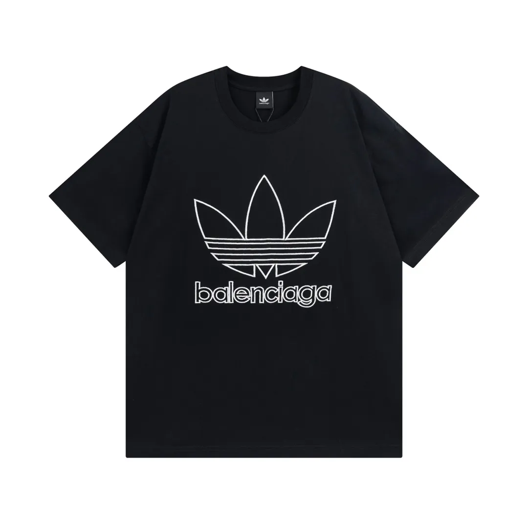 🅿️174 Detailed picture [Top version. Official website quality] BALENCI*GA/Paris joint Adidas front embroidered LOGO short-sleeved T-shirt# The fabric is made of Paris ZP custom-woven and dyed cotton double yarn. Weighing 260 grams, the cloth surface is clean. The cloth pattern is clear, soft and comfortable. The color fastness is good. It is not easy to change color. The threads are dyed with no color difference. The LOGO pattern letters are embroidered using imported embroidery machines, and the letters are three-dimensional and full. It is produced in Jubie market based on pictures, and comparisons are welcome. Restored brick cabinets. The version adopts OS loose shoulder version. Same style for men and women. Code: BL223059 Color: dark green, black, white Size: XS to L