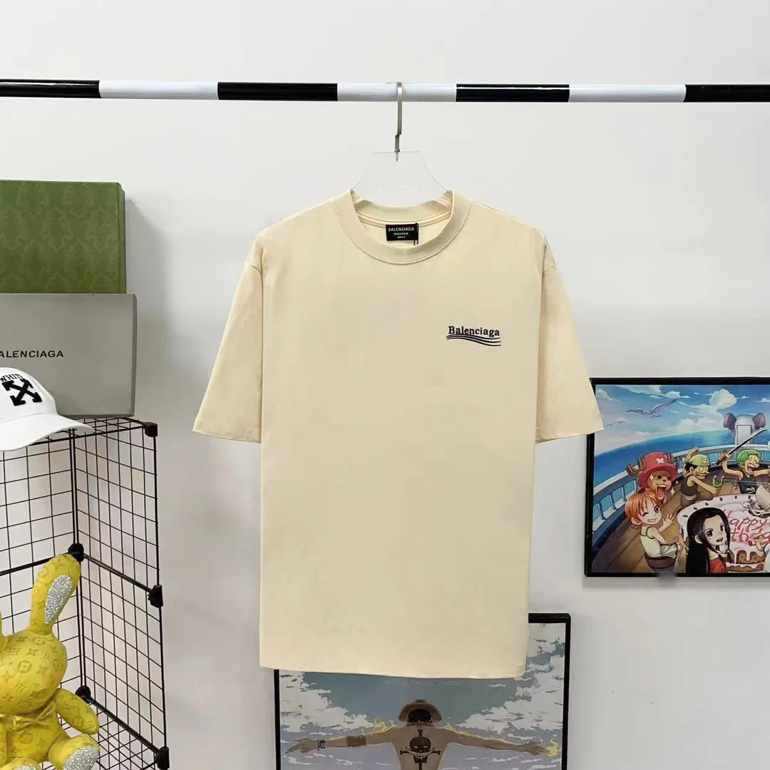 [New arrival] The top tested version of Balenciaga BALENCIAGA Cola Malone embroidery printed male and female couple star same style short-sleeved T-shirt in three colors, guaranteed to be the same as the original fabric, no color difference! Customized dyeing in a package! INS, Xiaohongshu’s popular style, classics that never fade away! The king of orders in Spain, the fried chicken is highly recommended! 32S 280g pure cotton double yarn fabric, comfortable and wide! Full of drape! The printing uses Tajima embroidery machine imported from Japan, which is known as the fighter among embroidery machines. The embroidery is meticulous, with no threads or skipped threads, the printing and embroidery are full and fine, and the letter spacing is consistent with ZP! Wearing it gives you full confidence and peace of mind! The labels and washes are all correct! On behalf of G at the same level! Consistent packaging at the counter!  Size: XS-L Color: Beige, taro purple, active gray, light hemp gray, beige P:260