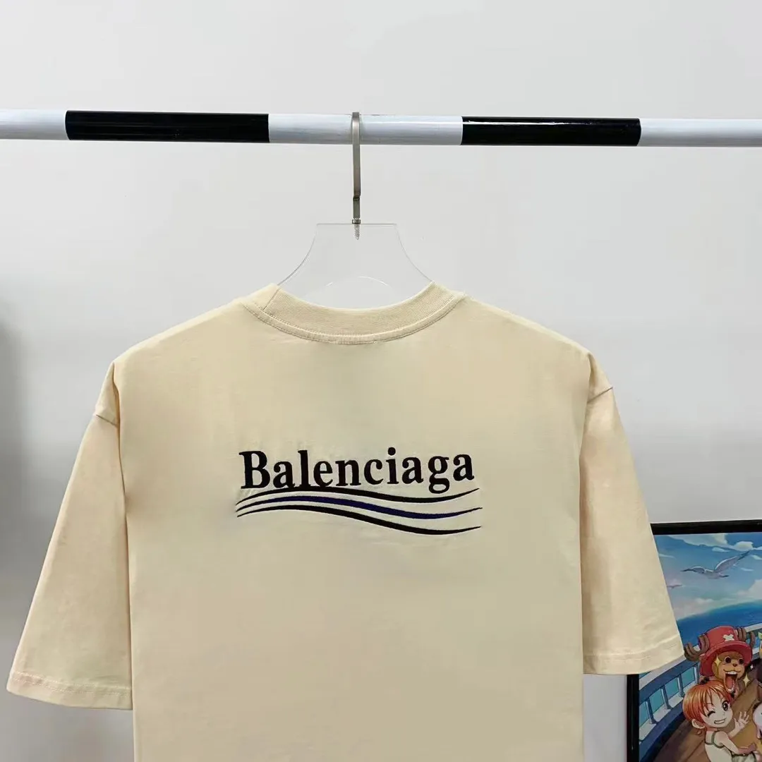 [New arrival] The top tested version of Balenciaga BALENCIAGA Cola Malone embroidery printed male and female couple star same style short-sleeved T-shirt in three colors, guaranteed to be the same as the original fabric, no color difference! Customized dyeing in a package! INS, Xiaohongshu’s popular style, classics that never fade away! The king of orders in Spain, the fried chicken is highly recommended! 32S 280g pure cotton double yarn fabric, comfortable and wide! Full of drape! The printing uses Tajima embroidery machine imported from Japan, which is known as the fighter among embroidery machines. The embroidery is meticulous, with no threads or skipped threads, the printing and embroidery are full and fine, and the letter spacing is consistent with ZP! Wearing it gives you full confidence and peace of mind! The labels and washes are all correct! On behalf of G at the same level! Consistent packaging at the counter!  Size: XS-L Color: Beige, taro purple, active gray, light hemp gray, beige P:260