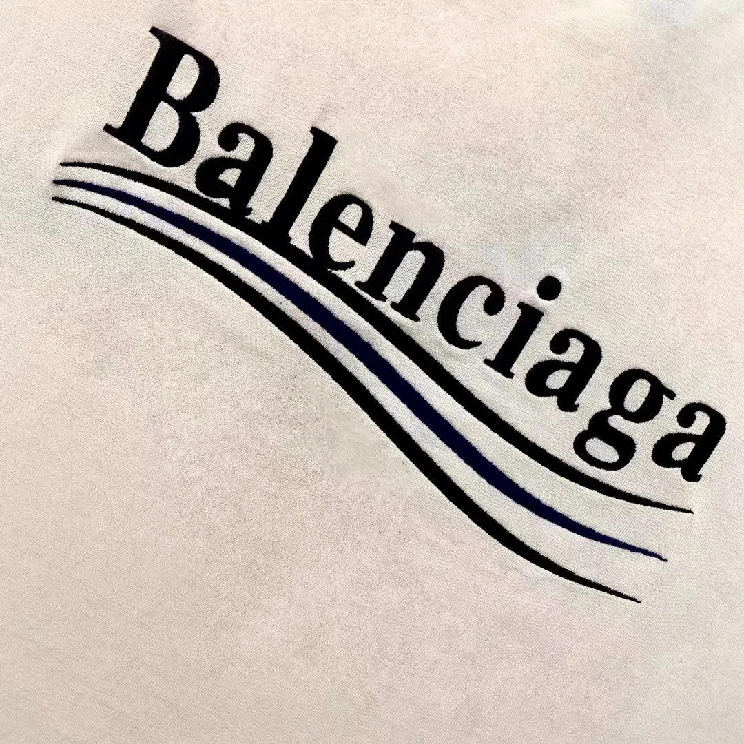 [New arrival] The top tested version of Balenciaga BALENCIAGA Cola Malone embroidery printed male and female couple star same style short-sleeved T-shirt in three colors, guaranteed to be the same as the original fabric, no color difference! Customized dyeing in a package! INS, Xiaohongshu’s popular style, classics that never fade away! The king of orders in Spain, the fried chicken is highly recommended! 32S 280g pure cotton double yarn fabric, comfortable and wide! Full of drape! The printing uses Tajima embroidery machine imported from Japan, which is known as the fighter among embroidery machines. The embroidery is meticulous, with no threads or skipped threads, the printing and embroidery are full and fine, and the letter spacing is consistent with ZP! Wearing it gives you full confidence and peace of mind! The labels and washes are all correct! On behalf of G at the same level! Consistent packaging at the counter!  Size: XS-L Color: Beige, taro purple, active gray, light hemp gray, beige P:260