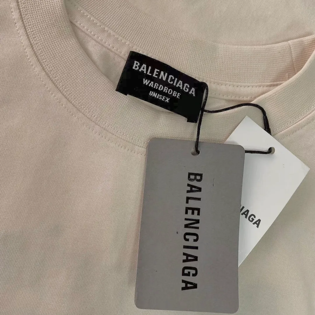[New arrival] The top tested version of Balenciaga BALENCIAGA Cola Malone embroidery printed male and female couple star same style short-sleeved T-shirt in three colors, guaranteed to be the same as the original fabric, no color difference! Customized dyeing in a package! INS, Xiaohongshu’s popular style, classics that never fade away! The king of orders in Spain, the fried chicken is highly recommended! 32S 280g pure cotton double yarn fabric, comfortable and wide! Full of drape! The printing uses Tajima embroidery machine imported from Japan, which is known as the fighter among embroidery machines. The embroidery is meticulous, with no threads or skipped threads, the printing and embroidery are full and fine, and the letter spacing is consistent with ZP! Wearing it gives you full confidence and peace of mind! The labels and washes are all correct! On behalf of G at the same level! Consistent packaging at the counter!  Size: XS-L Color: Beige, taro purple, active gray, light hemp gray, beige P:260