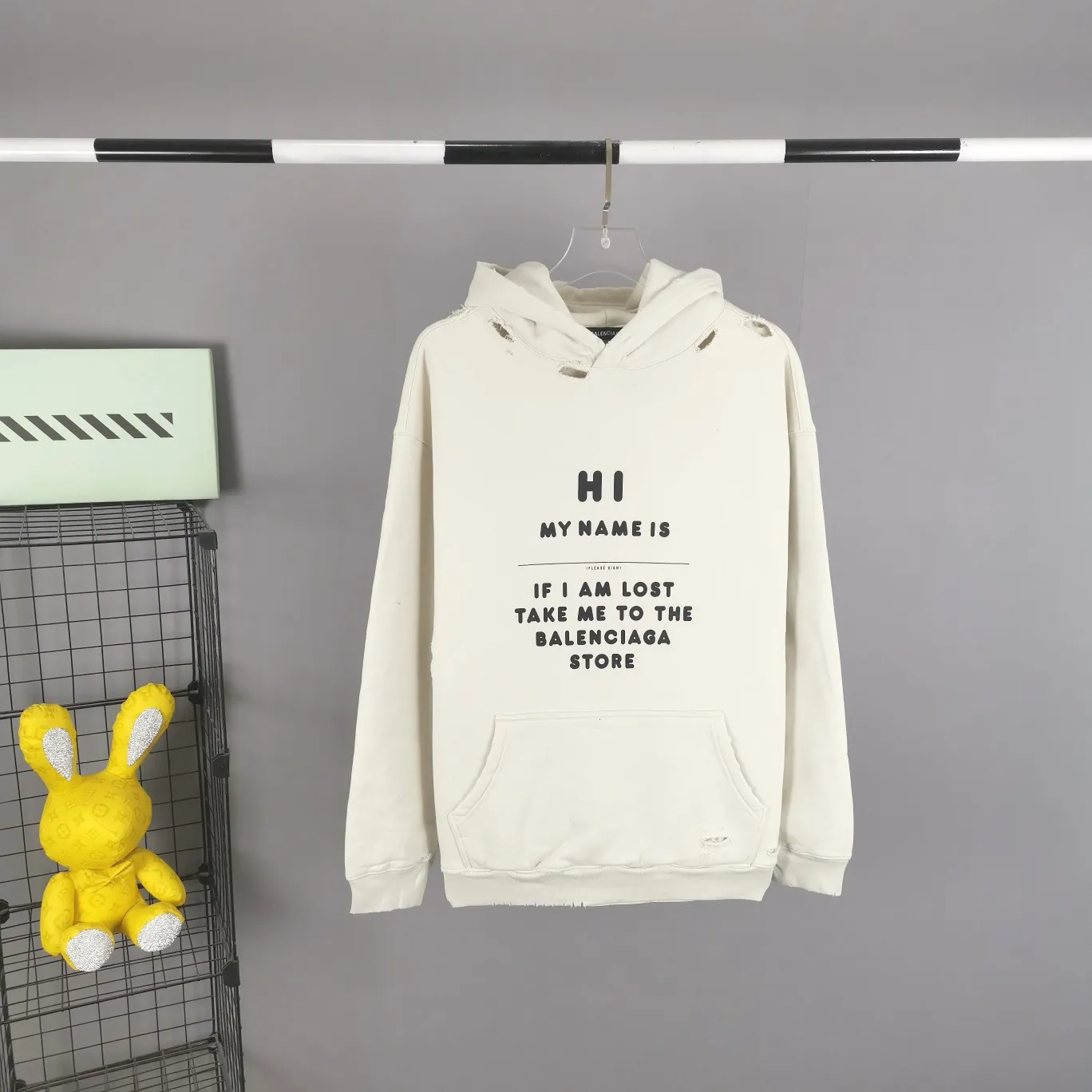 [Off the shelves, only accepting orders] The top-quality and verified version of BALENCIAGA Balenciaga signature lost stickers, the same autumn and winter pure cotton hoodie sweatshirt for male and female couples, HI MY NAME IS (), IF I AM LOST TAKE ME TO THE BALENCIAGA STORE. My name is (), if I'm lost please take me to the Balenciaga store. No matter where we go, we will never get lost! No matter how long we walk, we will eventually return to Balenciaga. A very interesting item. This single fabric is made of 520g custom-woven fleece fabric, which is full of drape. It uses the same materials as the original version and has the same weight and feel. The printing adopts screen printing technology, and proportional foaming powder is added to the glue. Repeat printing three times and dry at high temperature to make the printing firm, slightly convex and not easy to fall off or fade. Customized washed logo, main logo, hang tag, and hoodie, all consistent with the original version. This style is a regular style, with a hoodie, and the clothes are distressed (with holes and torn by clamps) Size: XS-L (can wear up to 230 pounds) Color: Fluorescent orange milky white P: 490