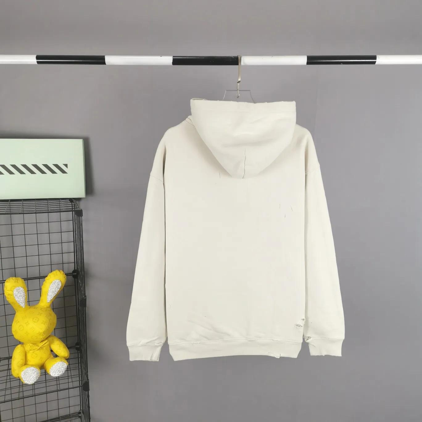 [Off the shelves, only accepting orders] The top-quality and verified version of BALENCIAGA Balenciaga signature lost stickers, the same autumn and winter pure cotton hoodie sweatshirt for male and female couples, HI MY NAME IS (), IF I AM LOST TAKE ME TO THE BALENCIAGA STORE. My name is (), if I'm lost please take me to the Balenciaga store. No matter where we go, we will never get lost! No matter how long we walk, we will eventually return to Balenciaga. A very interesting item. This single fabric is made of 520g custom-woven fleece fabric, which is full of drape. It uses the same materials as the original version and has the same weight and feel. The printing adopts screen printing technology, and proportional foaming powder is added to the glue. Repeat printing three times and dry at high temperature to make the printing firm, slightly convex and not easy to fall off or fade. Customized washed logo, main logo, hang tag, and hoodie, all consistent with the original version. This style is a regular style, with a hoodie, and the clothes are distressed (with holes and torn by clamps) Size: XS-L (can wear up to 230 pounds) Color: Fluorescent orange milky white P: 490