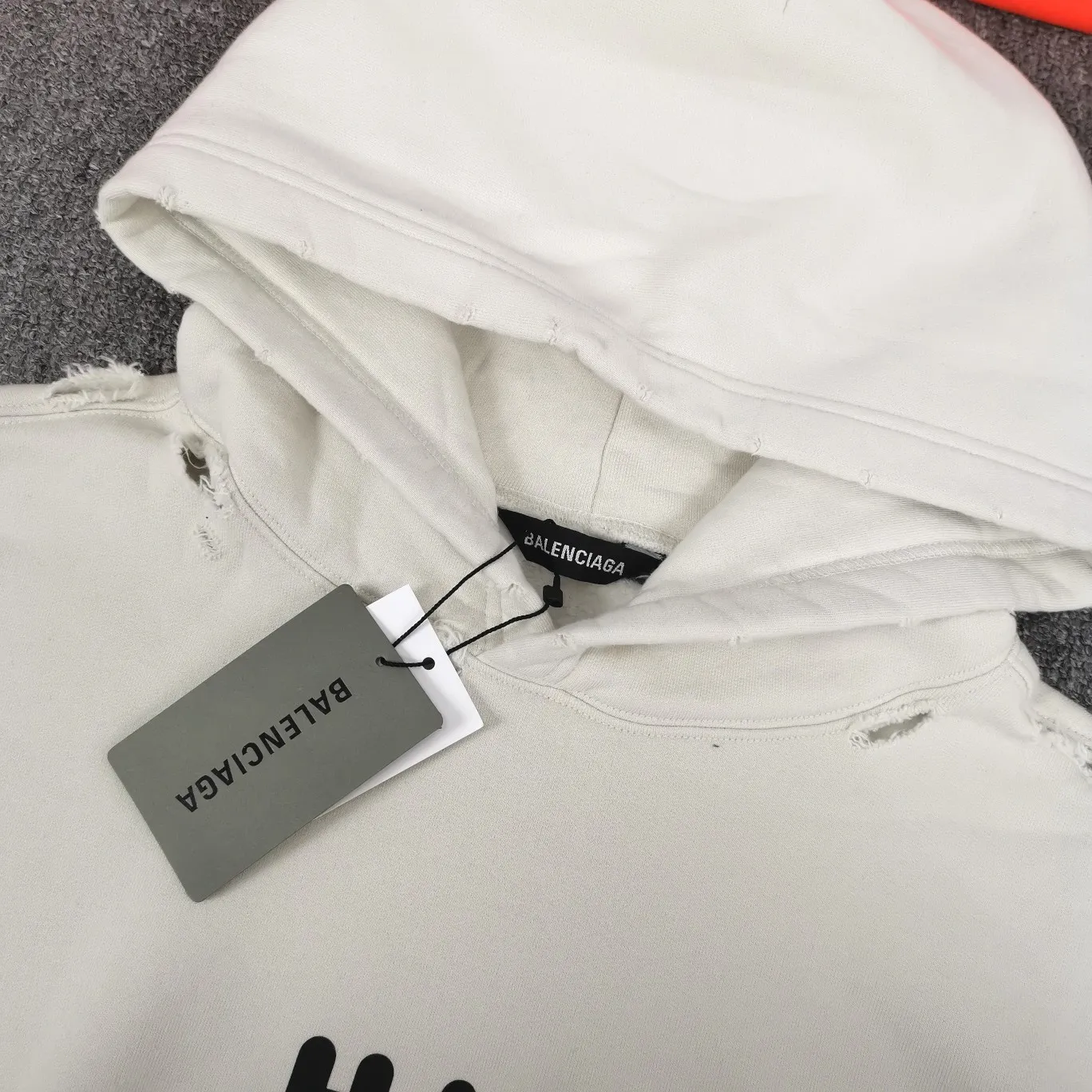 [Off the shelves, only accepting orders] The top-quality and verified version of BALENCIAGA Balenciaga signature lost stickers, the same autumn and winter pure cotton hoodie sweatshirt for male and female couples, HI MY NAME IS (), IF I AM LOST TAKE ME TO THE BALENCIAGA STORE. My name is (), if I'm lost please take me to the Balenciaga store. No matter where we go, we will never get lost! No matter how long we walk, we will eventually return to Balenciaga. A very interesting item. This single fabric is made of 520g custom-woven fleece fabric, which is full of drape. It uses the same materials as the original version and has the same weight and feel. The printing adopts screen printing technology, and proportional foaming powder is added to the glue. Repeat printing three times and dry at high temperature to make the printing firm, slightly convex and not easy to fall off or fade. Customized washed logo, main logo, hang tag, and hoodie, all consistent with the original version. This style is a regular style, with a hoodie, and the clothes are distressed (with holes and torn by clamps) Size: XS-L (can wear up to 230 pounds) Color: Fluorescent orange milky white P: 490