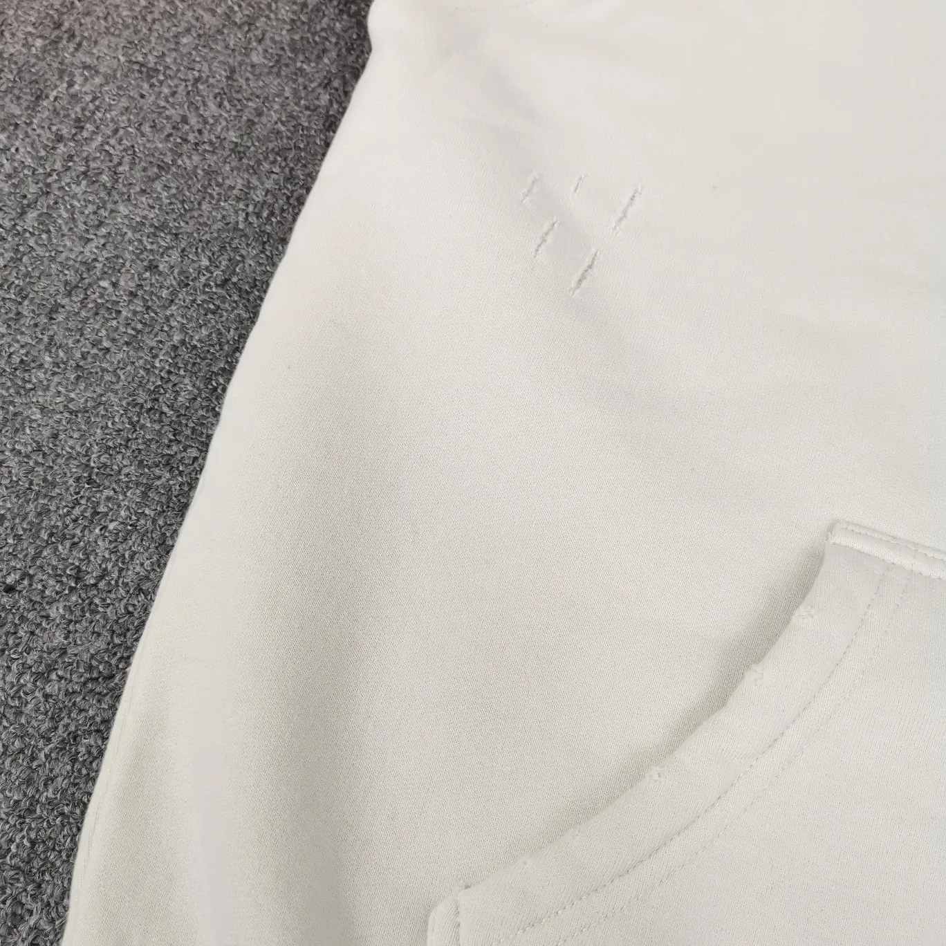 [Off the shelves, only accepting orders] The top-quality and verified version of BALENCIAGA Balenciaga signature lost stickers, the same autumn and winter pure cotton hoodie sweatshirt for male and female couples, HI MY NAME IS (), IF I AM LOST TAKE ME TO THE BALENCIAGA STORE. My name is (), if I'm lost please take me to the Balenciaga store. No matter where we go, we will never get lost! No matter how long we walk, we will eventually return to Balenciaga. A very interesting item. This single fabric is made of 520g custom-woven fleece fabric, which is full of drape. It uses the same materials as the original version and has the same weight and feel. The printing adopts screen printing technology, and proportional foaming powder is added to the glue. Repeat printing three times and dry at high temperature to make the printing firm, slightly convex and not easy to fall off or fade. Customized washed logo, main logo, hang tag, and hoodie, all consistent with the original version. This style is a regular style, with a hoodie, and the clothes are distressed (with holes and torn by clamps) Size: XS-L (can wear up to 230 pounds) Color: Fluorescent orange milky white P: 490