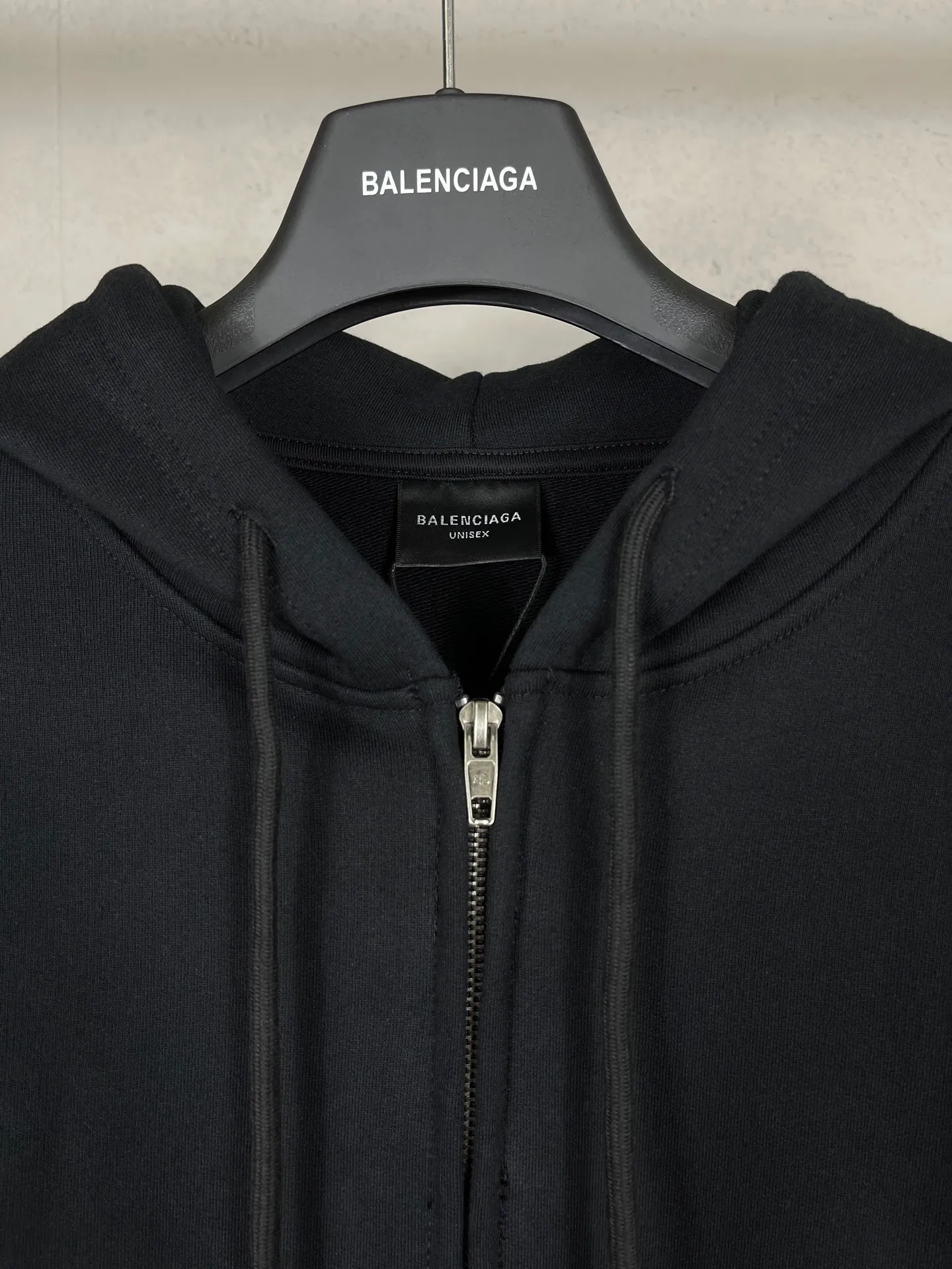 🅿️370 Detailed picture [Top version. Official website quality] BALENCI*GA/Paris. 25ss latest model. Masking tape pulp printed cardigan zipper hooded sweatshirt. The brick cabinets are synchronized. The fabric is made of Paris ZP custom-woven and dyed cotton sweatshirt. Weighing 460 grams, the cloth surface is clean. The cloth pattern is clear, soft and comfortable, and the threads are dyed with no color difference. The classic pattern is printed with environmentally friendly imported materials, and the tape pattern is glued. The letters are clear and the effect is three-dimensional. Restored brick cabinets. Different market currencies, welcome to compare. The version adopts OS loose shoulder design. The same style for men and women. Code: BL259902 Color: black, off-white Size: XS S M L