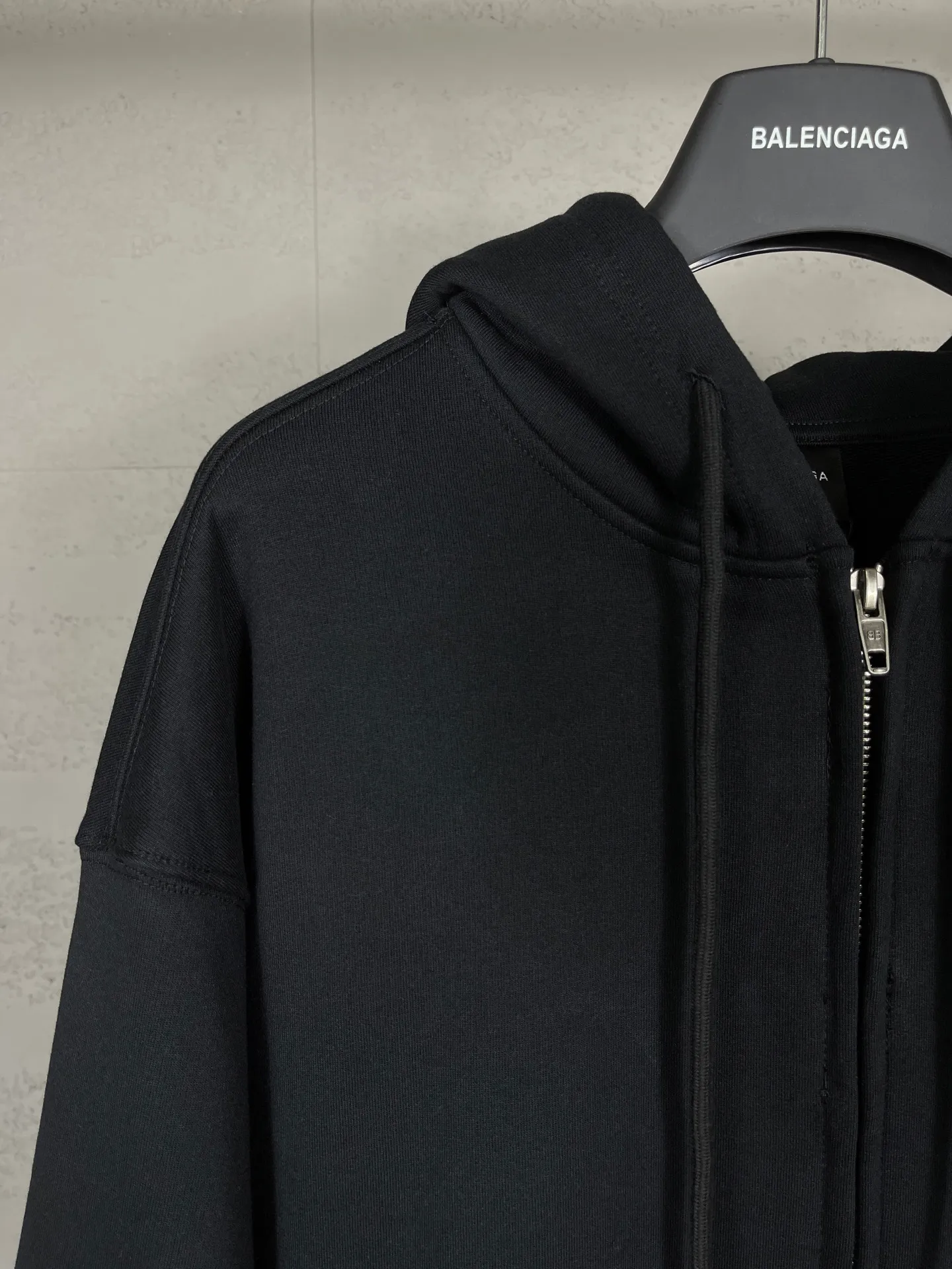 🅿️370 Detailed picture [Top version. Official website quality] BALENCI*GA/Paris. 25ss latest model. Masking tape pulp printed cardigan zipper hooded sweatshirt. The brick cabinets are synchronized. The fabric is made of Paris ZP custom-woven and dyed cotton sweatshirt. Weighing 460 grams, the cloth surface is clean. The cloth pattern is clear, soft and comfortable, and the threads are dyed with no color difference. The classic pattern is printed with environmentally friendly imported materials, and the tape pattern is glued. The letters are clear and the effect is three-dimensional. Restored brick cabinets. Different market currencies, welcome to compare. The version adopts OS loose shoulder design. The same style for men and women. Code: BL259902 Color: black, off-white Size: XS S M L