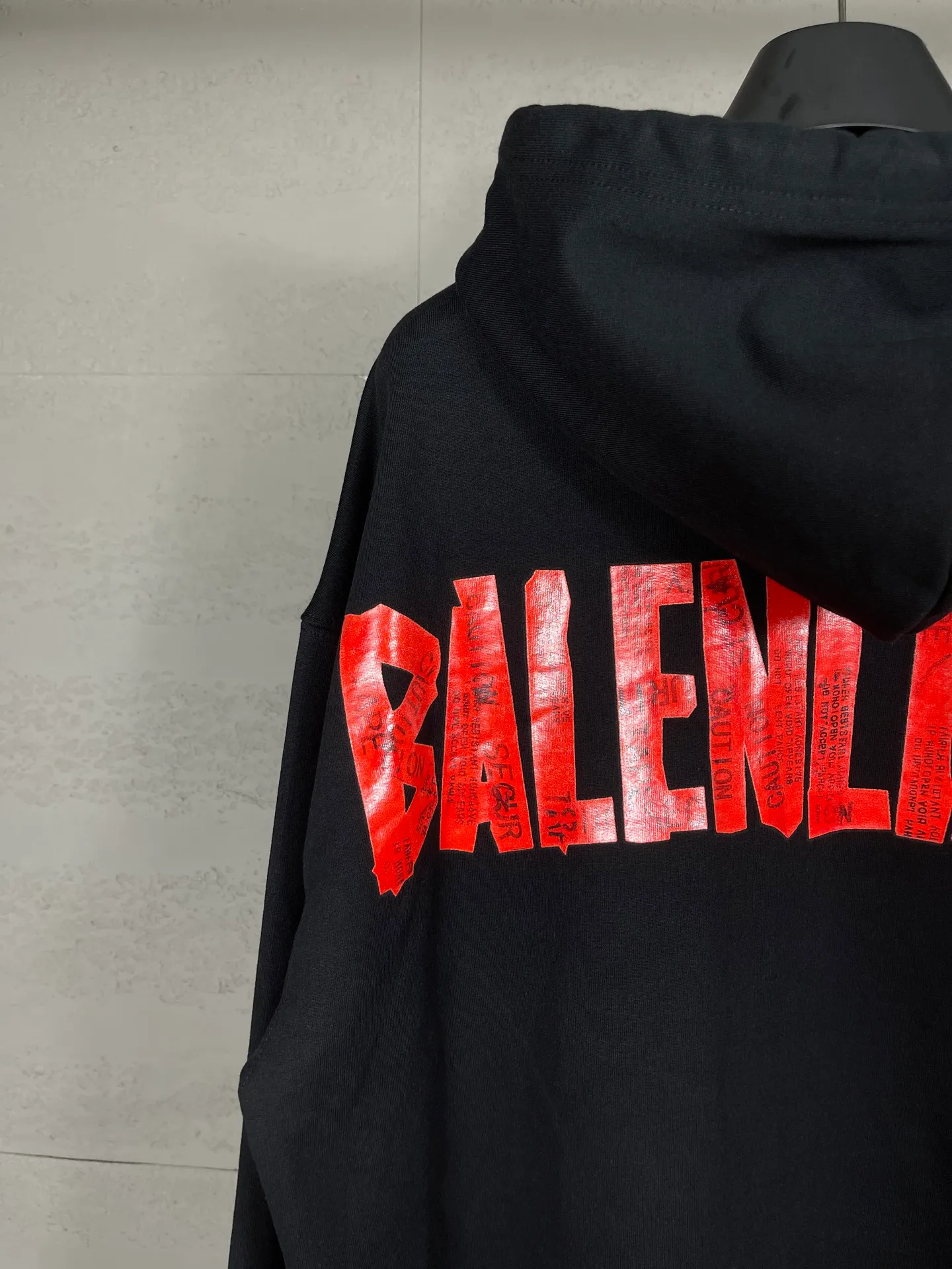 🅿️370 Detailed picture [Top version. Official website quality] BALENCI*GA/Paris. 25ss latest model. Masking tape pulp printed cardigan zipper hooded sweatshirt. The brick cabinets are synchronized. The fabric is made of Paris ZP custom-woven and dyed cotton sweatshirt. Weighing 460 grams, the cloth surface is clean. The cloth pattern is clear, soft and comfortable, and the threads are dyed with no color difference. The classic pattern is printed with environmentally friendly imported materials, and the tape pattern is glued. The letters are clear and the effect is three-dimensional. Restored brick cabinets. Different market currencies, welcome to compare. The version adopts OS loose shoulder design. The same style for men and women. Code: BL259902 Color: black, off-white Size: XS S M L