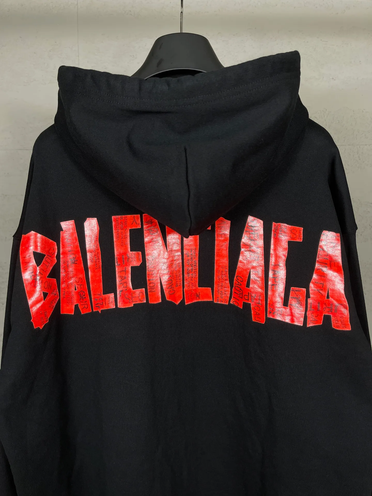🅿️370 Detailed picture [Top version. Official website quality] BALENCI*GA/Paris. 25ss latest model. Masking tape pulp printed cardigan zipper hooded sweatshirt. The brick cabinets are synchronized. The fabric is made of Paris ZP custom-woven and dyed cotton sweatshirt. Weighing 460 grams, the cloth surface is clean. The cloth pattern is clear, soft and comfortable, and the threads are dyed with no color difference. The classic pattern is printed with environmentally friendly imported materials, and the tape pattern is glued. The letters are clear and the effect is three-dimensional. Restored brick cabinets. Different market currencies, welcome to compare. The version adopts OS loose shoulder design. The same style for men and women. Code: BL259902 Color: black, off-white Size: XS S M L