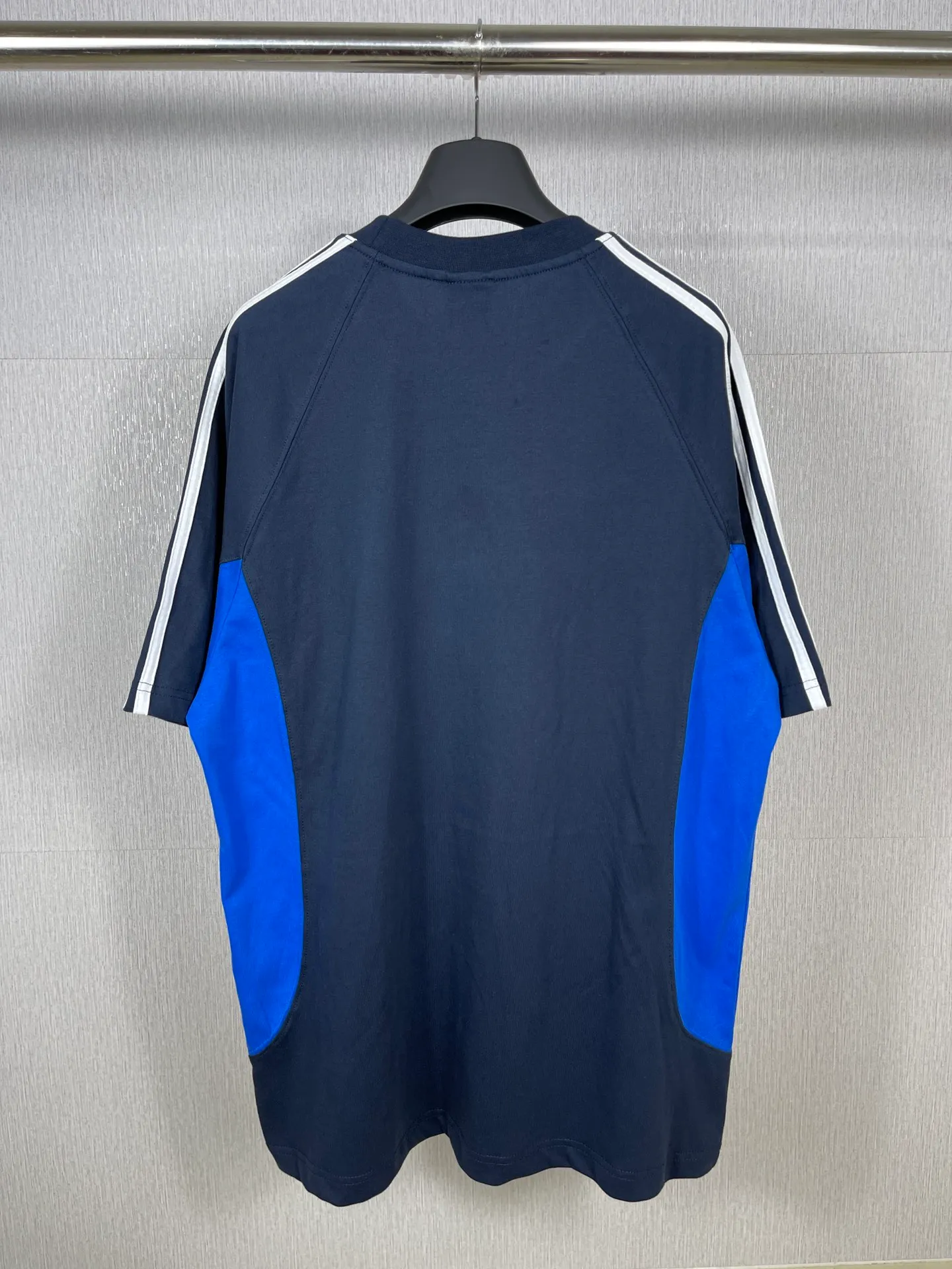 🅿️200 Real photos [Top version. Official website quality] BALENCI*GA/Paris co-branded Adidas Adidas clover three-stripe LOGO embroidered side contrasting short-sleeved T-shirt# The fabric is made of Paris ZP custom-woven and dyed cotton double yarn. Weighing 260 grams, the cloth surface is clean. The cloth pattern is clear, soft and comfortable. The threads are dyed with no color difference. The classic pattern embroidery uses imported embroidery, and the letters are clear, three-dimensional and without rough edges. Jubie market produces pictures based on pictures. Welcome to compare. The version adopts OS loose shoulder version. Same style for men and women. Code: BL223082 Color: black, white, navy size: XS to L