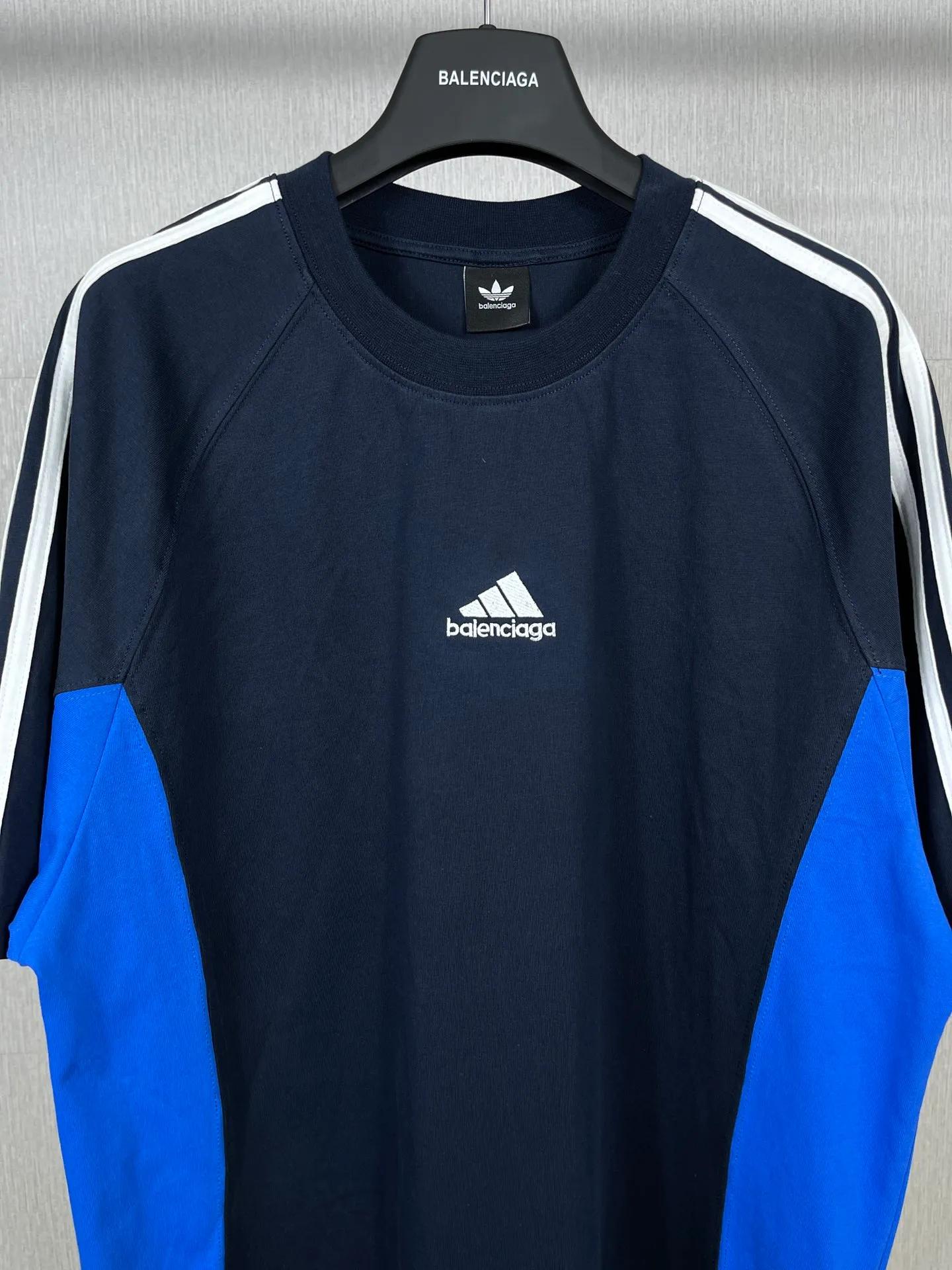 🅿️200 Real photos [Top version. Official website quality] BALENCI*GA/Paris co-branded Adidas Adidas clover three-stripe LOGO embroidered side contrasting short-sleeved T-shirt# The fabric is made of Paris ZP custom-woven and dyed cotton double yarn. Weighing 260 grams, the cloth surface is clean. The cloth pattern is clear, soft and comfortable. The threads are dyed with no color difference. The classic pattern embroidery uses imported embroidery, and the letters are clear, three-dimensional and without rough edges. Jubie market produces pictures based on pictures. Welcome to compare. The version adopts OS loose shoulder version. Same style for men and women. Code: BL223082 Color: black, white, navy size: XS to L