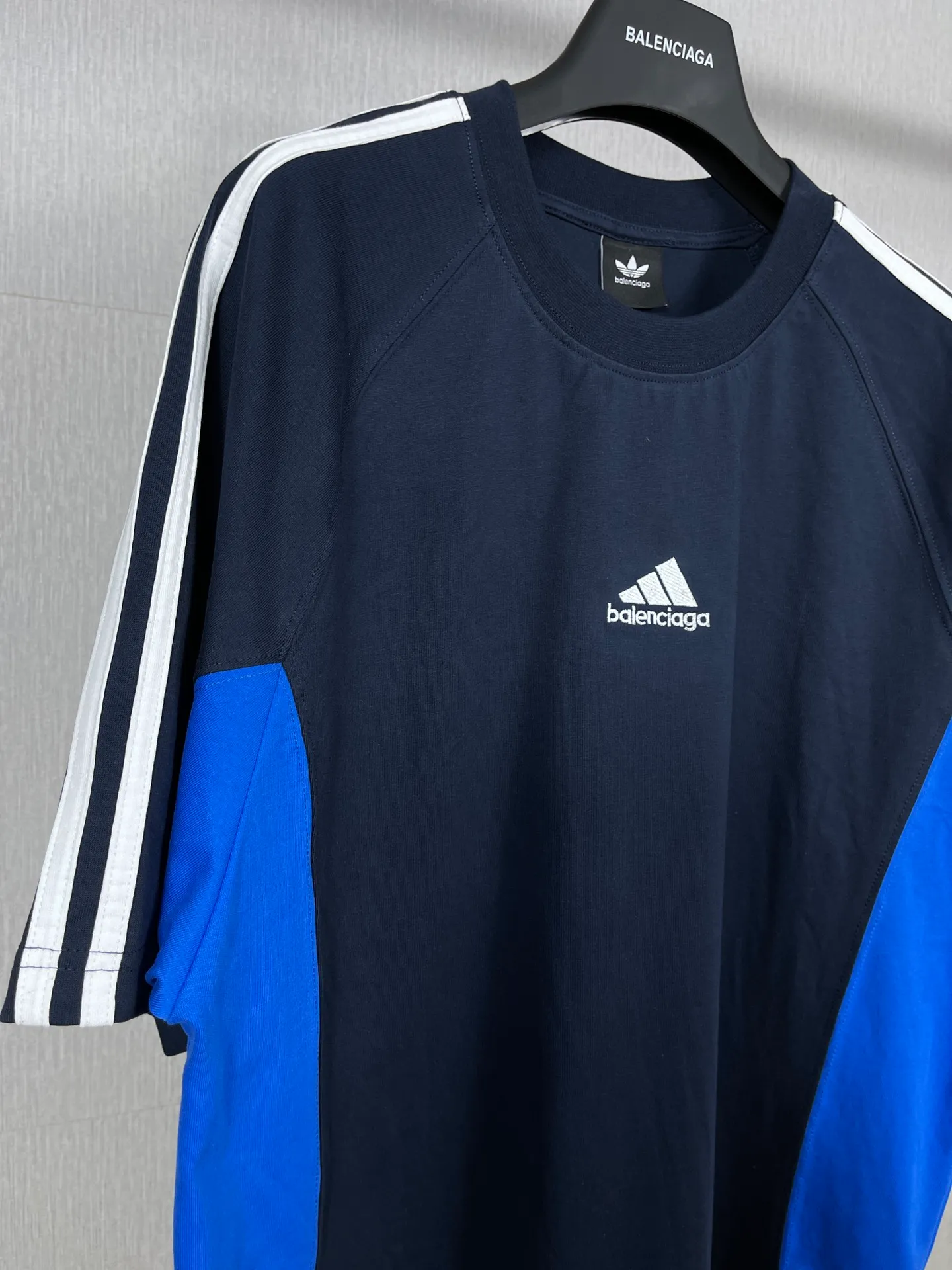 🅿️200 Real photos [Top version. Official website quality] BALENCI*GA/Paris co-branded Adidas Adidas clover three-stripe LOGO embroidered side contrasting short-sleeved T-shirt# The fabric is made of Paris ZP custom-woven and dyed cotton double yarn. Weighing 260 grams, the cloth surface is clean. The cloth pattern is clear, soft and comfortable. The threads are dyed with no color difference. The classic pattern embroidery uses imported embroidery, and the letters are clear, three-dimensional and without rough edges. Jubie market produces pictures based on pictures. Welcome to compare. The version adopts OS loose shoulder version. Same style for men and women. Code: BL223082 Color: black, white, navy size: XS to L