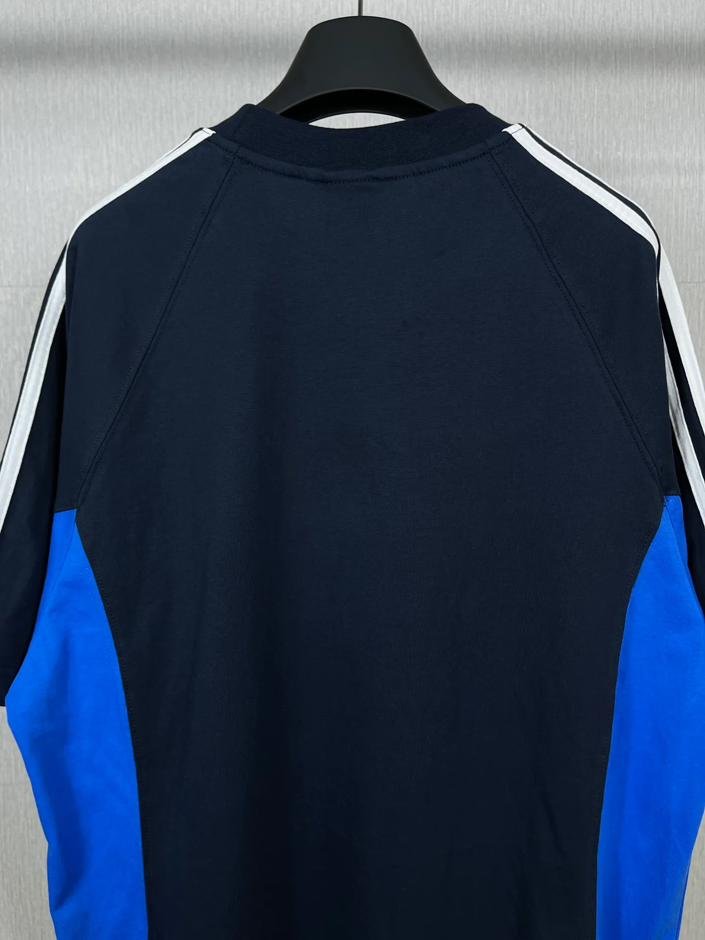 🅿️200 Real photos [Top version. Official website quality] BALENCI*GA/Paris co-branded Adidas Adidas clover three-stripe LOGO embroidered side contrasting short-sleeved T-shirt# The fabric is made of Paris ZP custom-woven and dyed cotton double yarn. Weighing 260 grams, the cloth surface is clean. The cloth pattern is clear, soft and comfortable. The threads are dyed with no color difference. The classic pattern embroidery uses imported embroidery, and the letters are clear, three-dimensional and without rough edges. Jubie market produces pictures based on pictures. Welcome to compare. The version adopts OS loose shoulder version. Same style for men and women. Code: BL223082 Color: black, white, navy size: XS to L