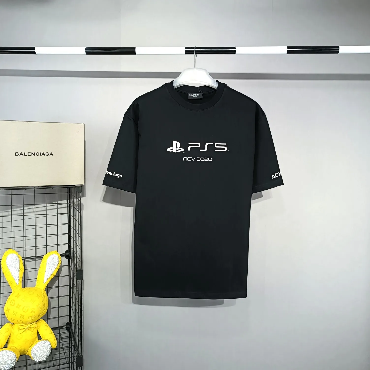 The top tested version of BALENCIAGA 21SS PS5 collaboration pure cotton short-sleeved TEE for men and women. The fabric uses 260 grams of double-yarn cotton smooth fabric. Three-dimensional tailoring. Full drape. The fabrics are all washed and pre-shrunk. No shrinkage after washing. Not easy to deform. Does not fade. Comfortable and breathable. Dyeing thread. Full set of customized accessories. The printing uses glue printing technology imported from Japan. The fine texture is integrated with the fabric. Novel and interesting design. Print the PS5 game buttons on clothes. This is a very good-looking Balenciaga collaboration. Recommended OverSize version. Size: XS-L. Color: Black White. P: 240.