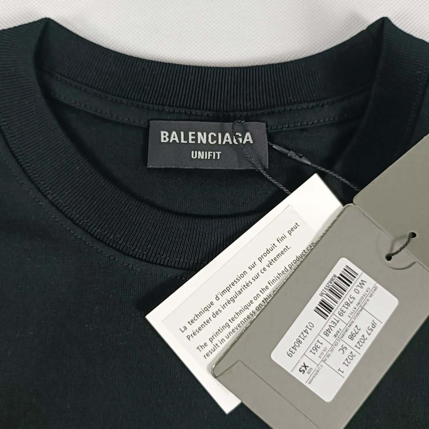 The top tested version of BALENCIAGA 21SS PS5 collaboration pure cotton short-sleeved TEE for men and women. The fabric uses 260 grams of double-yarn cotton smooth fabric. Three-dimensional tailoring. Full drape. The fabrics are all washed and pre-shrunk. No shrinkage after washing. Not easy to deform. Does not fade. Comfortable and breathable. Dyeing thread. Full set of customized accessories. The printing uses glue printing technology imported from Japan. The fine texture is integrated with the fabric. Novel and interesting design. Print the PS5 game buttons on clothes. This is a very good-looking Balenciaga collaboration. Recommended OverSize version. Size: XS-L. Color: Black White. P: 240.