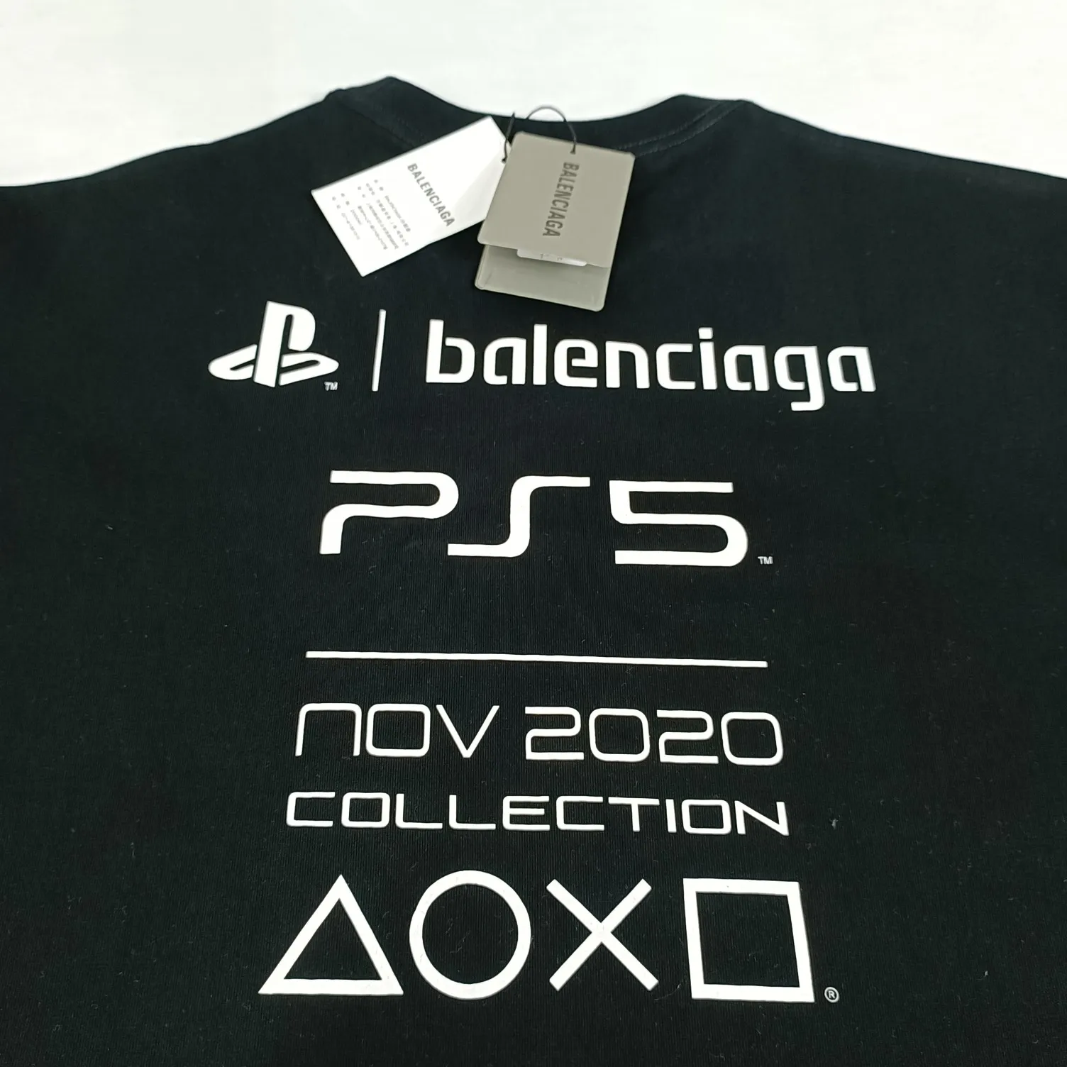 The top tested version of BALENCIAGA 21SS PS5 collaboration pure cotton short-sleeved TEE for men and women. The fabric uses 260 grams of double-yarn cotton smooth fabric. Three-dimensional tailoring. Full drape. The fabrics are all washed and pre-shrunk. No shrinkage after washing. Not easy to deform. Does not fade. Comfortable and breathable. Dyeing thread. Full set of customized accessories. The printing uses glue printing technology imported from Japan. The fine texture is integrated with the fabric. Novel and interesting design. Print the PS5 game buttons on clothes. This is a very good-looking Balenciaga collaboration. Recommended OverSize version. Size: XS-L. Color: Black White. P: 240.