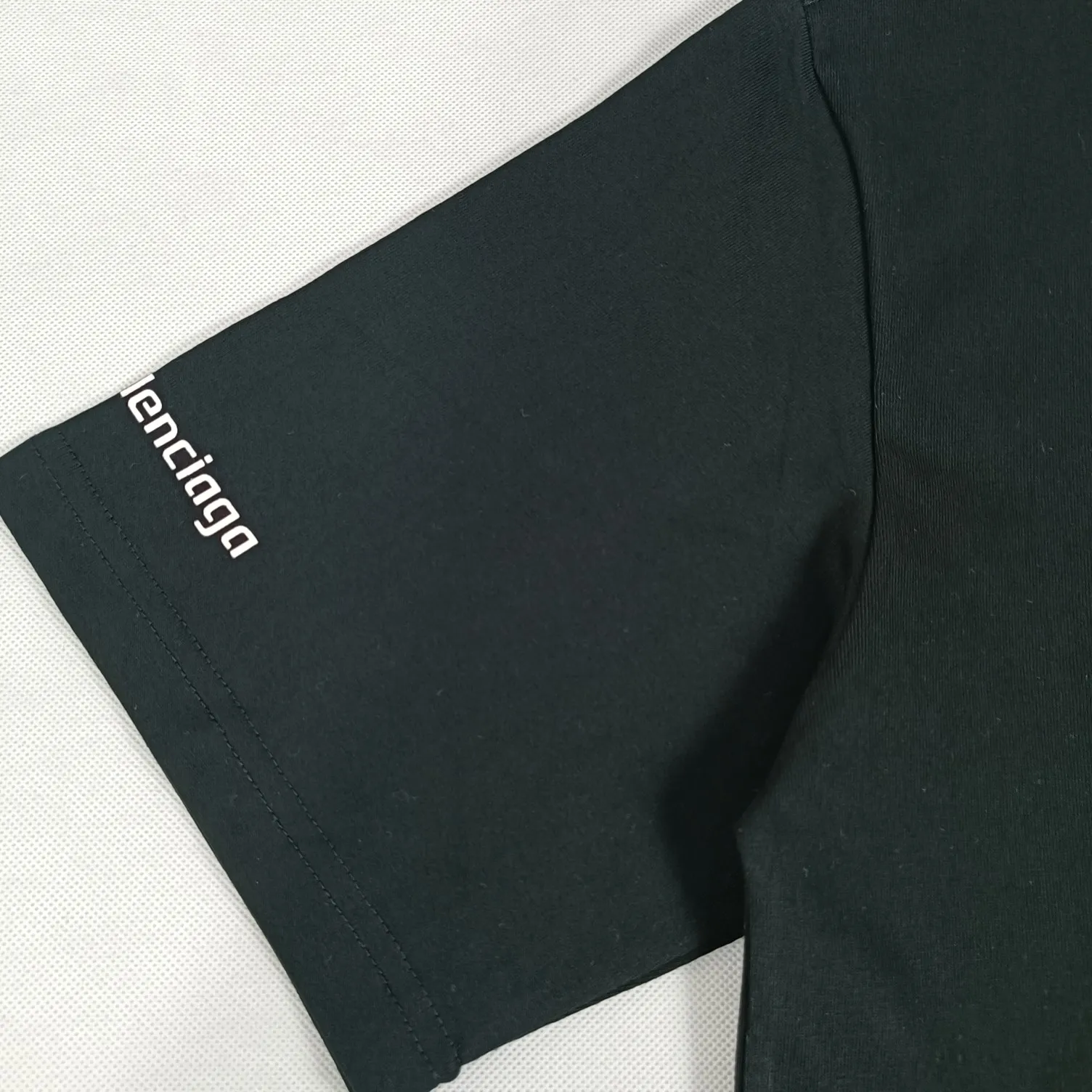 The top tested version of BALENCIAGA 21SS PS5 collaboration pure cotton short-sleeved TEE for men and women. The fabric uses 260 grams of double-yarn cotton smooth fabric. Three-dimensional tailoring. Full drape. The fabrics are all washed and pre-shrunk. No shrinkage after washing. Not easy to deform. Does not fade. Comfortable and breathable. Dyeing thread. Full set of customized accessories. The printing uses glue printing technology imported from Japan. The fine texture is integrated with the fabric. Novel and interesting design. Print the PS5 game buttons on clothes. This is a very good-looking Balenciaga collaboration. Recommended OverSize version. Size: XS-L. Color: Black White. P: 240.