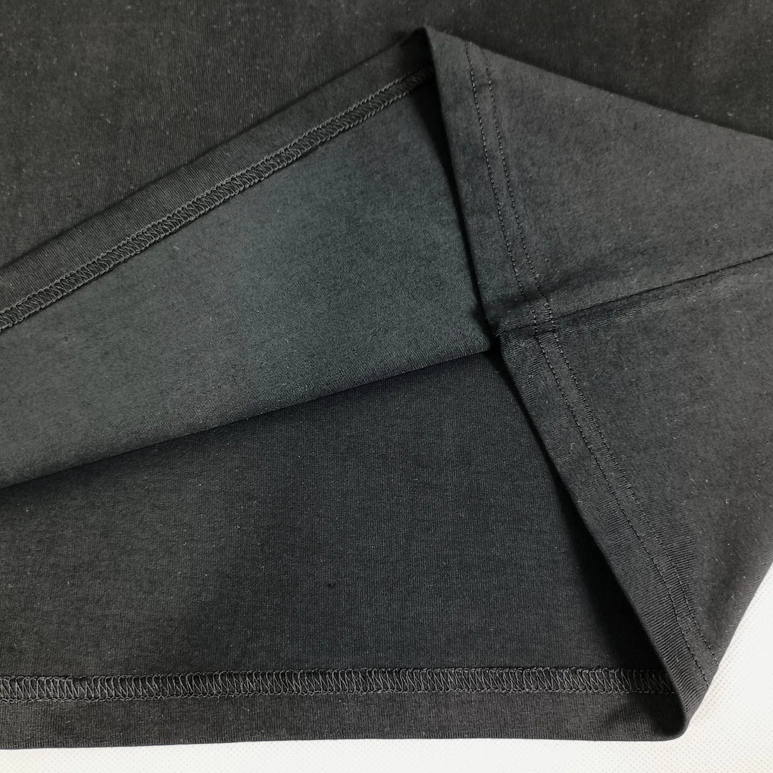 The top tested version of BALENCIAGA 21SS PS5 collaboration pure cotton short-sleeved TEE for men and women. The fabric uses 260 grams of double-yarn cotton smooth fabric. Three-dimensional tailoring. Full drape. The fabrics are all washed and pre-shrunk. No shrinkage after washing. Not easy to deform. Does not fade. Comfortable and breathable. Dyeing thread. Full set of customized accessories. The printing uses glue printing technology imported from Japan. The fine texture is integrated with the fabric. Novel and interesting design. Print the PS5 game buttons on clothes. This is a very good-looking Balenciaga collaboration. Recommended OverSize version. Size: XS-L. Color: Black White. P: 240.