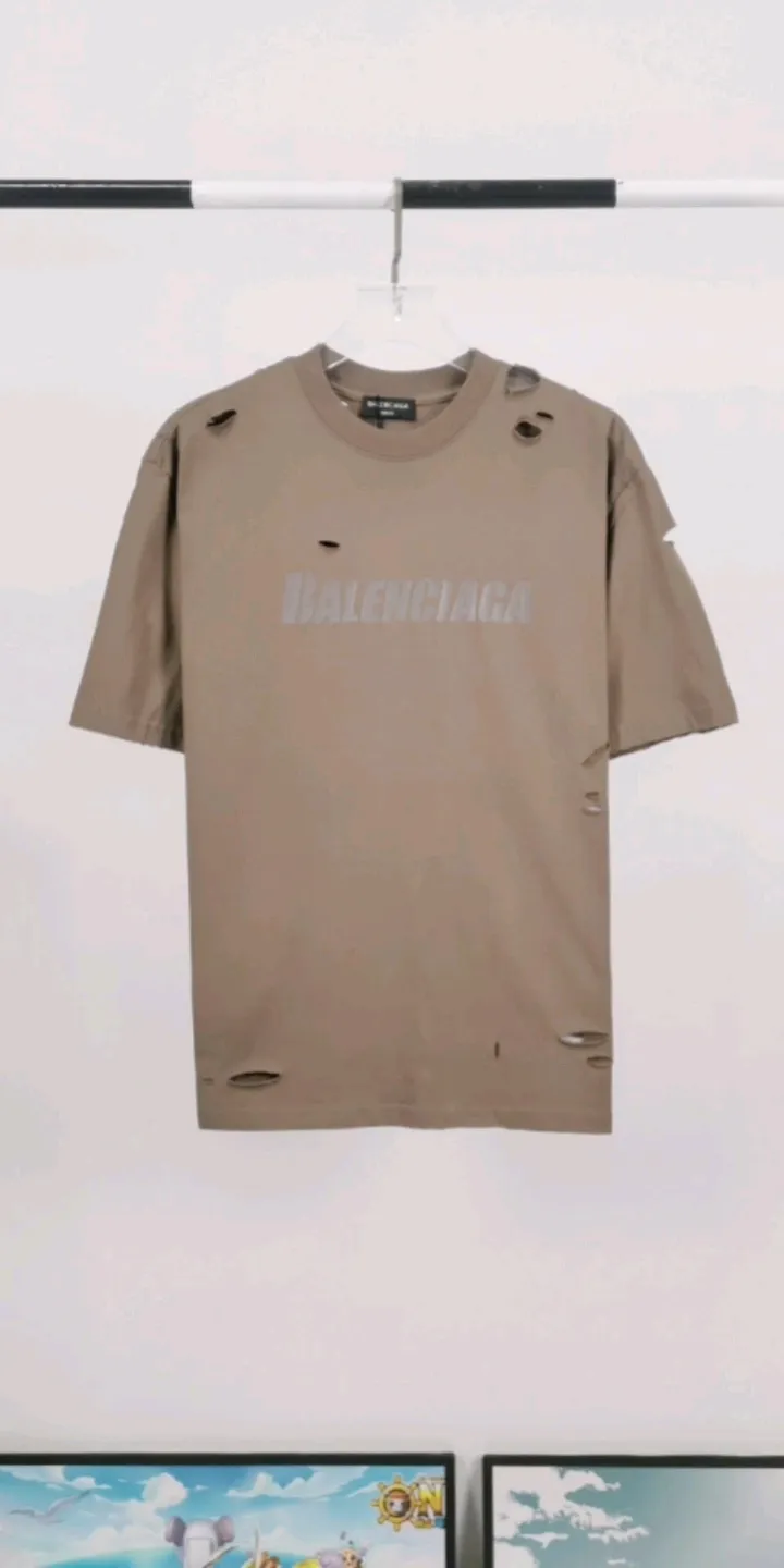 Real shot of the video————The top tested version Balenciaga/BALENCIAGA chest crack print logo basic hole washed burst pattern male and female couple stars the same style pure cotton short-sleeved T-shirts custom-woven and dyed fabrics, guaranteed to have no color difference with the genuine products, the collar threads are also dyed in the same vat. The holes on the neckline are manually rubbed, and the holes on the chest, front and back are all laser holes to ensure that the holes will not deform or wrinkle.  Made of 280g 24-count combed tightly siro-spun plain fabric, the front panel is printed with a glue-pulling effect, and imported transparent slurry is used to scrape the bottom to make the printing cracks feel even.  Color: Gray Red Blue Black White Size: XS-L P:260