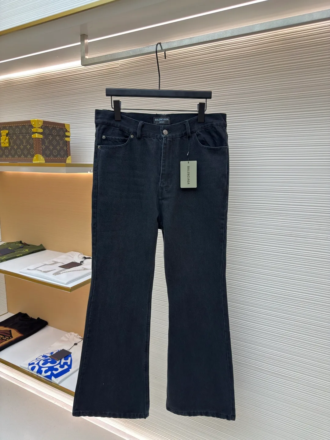 Balenciaga solid color loose flared jeans ●Original version: Purchased and developed for 6500 ●Item number: 1680645-A85 ●Material: denim fabric ●Technology: washed production ●Version: fitted version ●Weight: about 720 grams ●Size: XS-S-M-L ●Description: Cut from high-quality four-way stretch denim fabric, soft, delicate, drapey, moist fabric, extremely high density, stiff and stylish to the touch, not stiff. The overall wiring is straight and delicate, the fabric is comfortable and soft, and the color is consistent without color difference. It can be matched with the same style to create a fashionable look and control various occasions. Customized accessories, complete with three standards, same style for men and women!