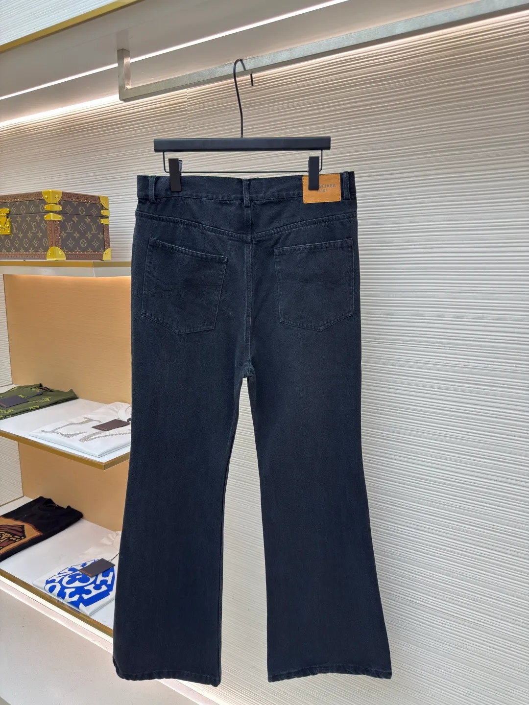 Balenciaga solid color loose flared jeans ●Original version: Purchased and developed for 6500 ●Item number: 1680645-A85 ●Material: denim fabric ●Technology: washed production ●Version: fitted version ●Weight: about 720 grams ●Size: XS-S-M-L ●Description: Cut from high-quality four-way stretch denim fabric, soft, delicate, drapey, moist fabric, extremely high density, stiff and stylish to the touch, not stiff. The overall wiring is straight and delicate, the fabric is comfortable and soft, and the color is consistent without color difference. It can be matched with the same style to create a fashionable look and control various occasions. Customized accessories, complete with three standards, same style for men and women!