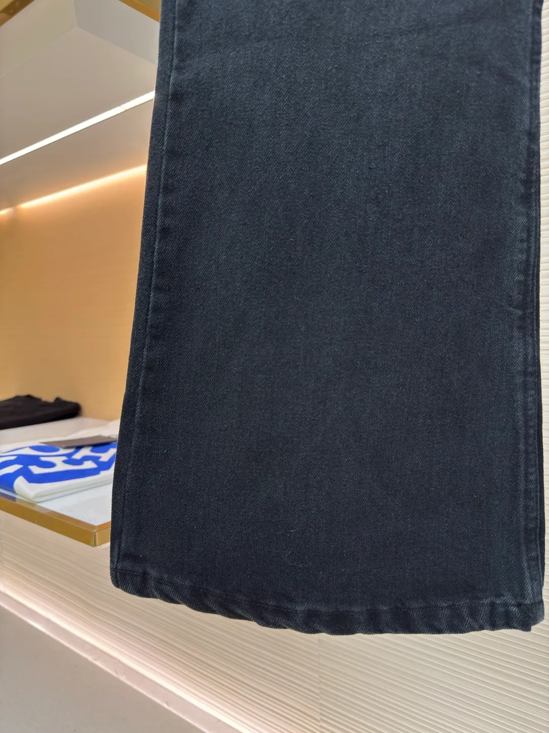 Balenciaga solid color loose flared jeans ●Original version: Purchased and developed for 6500 ●Item number: 1680645-A85 ●Material: denim fabric ●Technology: washed production ●Version: fitted version ●Weight: about 720 grams ●Size: XS-S-M-L ●Description: Cut from high-quality four-way stretch denim fabric, soft, delicate, drapey, moist fabric, extremely high density, stiff and stylish to the touch, not stiff. The overall wiring is straight and delicate, the fabric is comfortable and soft, and the color is consistent without color difference. It can be matched with the same style to create a fashionable look and control various occasions. Customized accessories, complete with three standards, same style for men and women!
