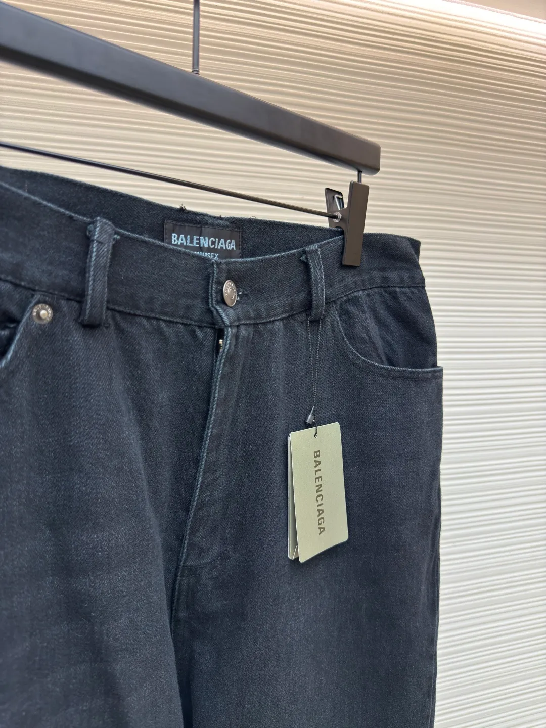 Balenciaga solid color loose flared jeans ●Original version: Purchased and developed for 6500 ●Item number: 1680645-A85 ●Material: denim fabric ●Technology: washed production ●Version: fitted version ●Weight: about 720 grams ●Size: XS-S-M-L ●Description: Cut from high-quality four-way stretch denim fabric, soft, delicate, drapey, moist fabric, extremely high density, stiff and stylish to the touch, not stiff. The overall wiring is straight and delicate, the fabric is comfortable and soft, and the color is consistent without color difference. It can be matched with the same style to create a fashionable look and control various occasions. Customized accessories, complete with three standards, same style for men and women!