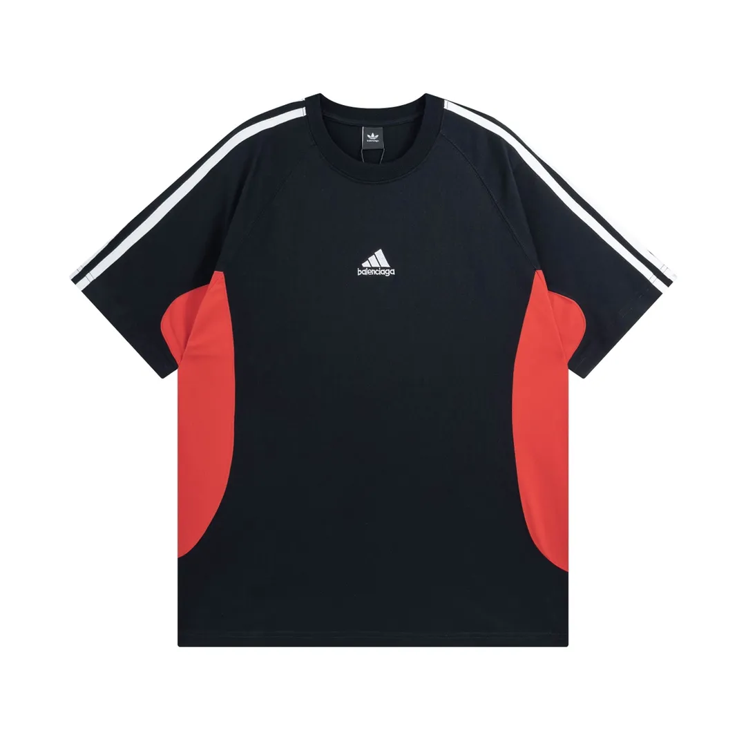 🅿️200 Detailed picture [Top version. Official website quality] BALENCI*GA/Paris co-branded Adidas Adidas clover three-stripe LOGO embroidered side contrast short-sleeved T-shirt# The fabric is made of Paris ZP custom-woven and dyed cotton double yarn. Weighing 260 grams, the cloth surface is clean. The cloth pattern is clear, soft and comfortable. The threads are dyed with no color difference. The classic pattern embroidery uses imported embroidery, and the letters are clear, three-dimensional and without rough edges. Jubie market produces pictures based on pictures. Welcome to compare. The version adopts OS loose shoulder version. Same style for men and women. Code: BL223082 Color: black, white, navy size: XS to L