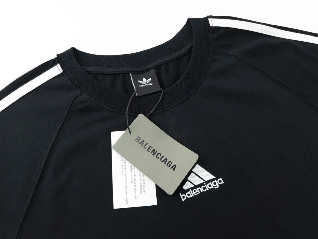 🅿️200 Detailed picture [Top version. Official website quality] BALENCI*GA/Paris co-branded Adidas Adidas clover three-stripe LOGO embroidered side contrast short-sleeved T-shirt# The fabric is made of Paris ZP custom-woven and dyed cotton double yarn. Weighing 260 grams, the cloth surface is clean. The cloth pattern is clear, soft and comfortable. The threads are dyed with no color difference. The classic pattern embroidery uses imported embroidery, and the letters are clear, three-dimensional and without rough edges. Jubie market produces pictures based on pictures. Welcome to compare. The version adopts OS loose shoulder version. Same style for men and women. Code: BL223082 Color: black, white, navy size: XS to L