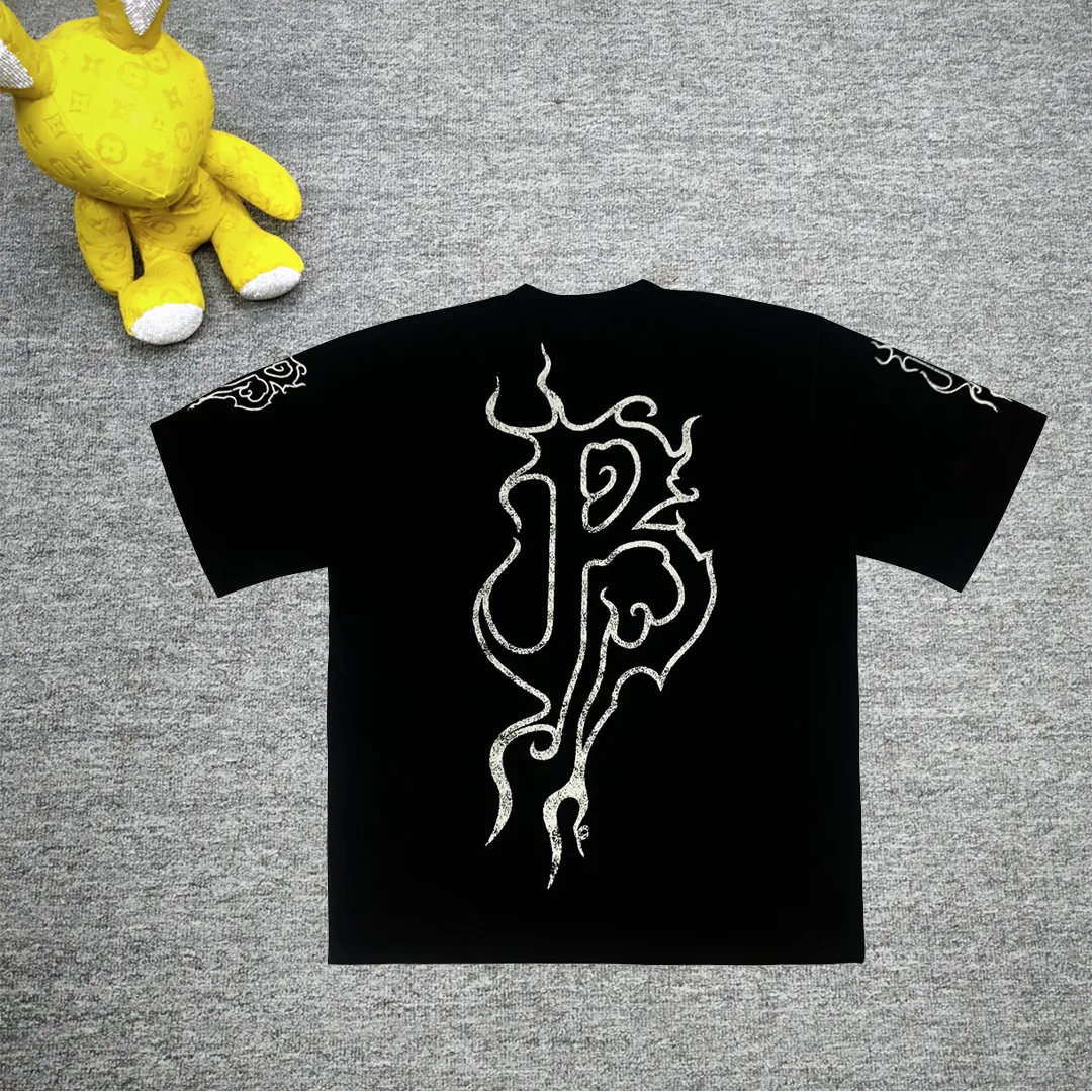 [New] Top version BALENCIAGA Paris new flame B letter LOGO destruction printed short-sleeved T-shirt The front and rear platens are hand-printed, precision mesh is used to make the stencil, imported environmentally friendly slurry is scraped, and the letters are clearly restored. The spacing between letters is all the same as the original version. The font size is consistent with the original version. The comparison code number ratio is increased and enlarged. The letters are strictly aligned to highly restore the spacing ratio and three-dimensional sense. The printing has no burrs. Basically, the color difference is minimized to be infinitely close. The printing has transparent bottom lines and no burrs. The yarn is made of Made of 18SJC and imported oil-proof treated thread, there will be no oil stains. The car is imported from Silver Sword with a knife, which does not eat the cloth or leave any cloth. The sewing machine needle uses a No. 9 round-head needle, which does not puncture or break the fibers of the fabric. The density of the thread is 3CM/14 needles, which is tight and not loose or sparse. The double-layer stitching of the back collar is firm and tight. The double chain of the shoulder is routed. The hem is tightened tightly. The fabric is full of drape and consistent with the pattern. The fabric is made of 280g double-ply double-yarn plain cotton fabric, which has full drape and smooth hand feel. Complete color matching from dyeing to craftsmanship, customized accessories with three standards. The front and rear left and right cuffs are made of imported Kornit direct-injection color-printing technology. The os dropped shoulders are loose and the same style for men and women! ! Size: XS-L Color: Black Yellow P:280
