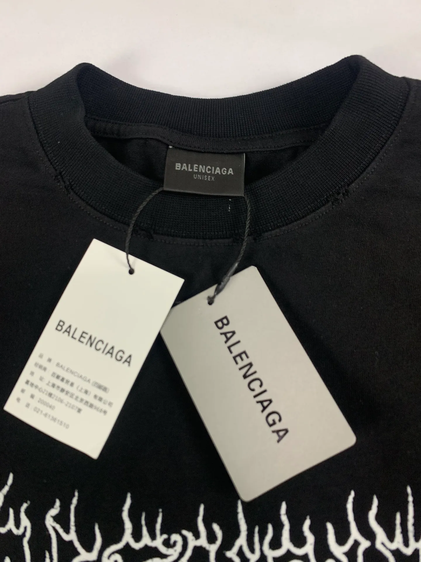 [New] Top version BALENCIAGA Paris new flame B letter LOGO destruction printed short-sleeved T-shirt The front and rear platens are hand-printed, precision mesh is used to make the stencil, imported environmentally friendly slurry is scraped, and the letters are clearly restored. The spacing between letters is all the same as the original version. The font size is consistent with the original version. The comparison code number ratio is increased and enlarged. The letters are strictly aligned to highly restore the spacing ratio and three-dimensional sense. The printing has no burrs. Basically, the color difference is minimized to be infinitely close. The printing has transparent bottom lines and no burrs. The yarn is made of Made of 18SJC and imported oil-proof treated thread, there will be no oil stains. The car is imported from Silver Sword with a knife, which does not eat the cloth or leave any cloth. The sewing machine needle uses a No. 9 round-head needle, which does not puncture or break the fibers of the fabric. The density of the thread is 3CM/14 needles, which is tight and not loose or sparse. The double-layer stitching of the back collar is firm and tight. The double chain of the shoulder is routed. The hem is tightened tightly. The fabric is full of drape and consistent with the pattern. The fabric is made of 280g double-ply double-yarn plain cotton fabric, which has full drape and smooth hand feel. Complete color matching from dyeing to craftsmanship, customized accessories with three standards. The front and rear left and right cuffs are made of imported Kornit direct-injection color-printing technology. The os dropped shoulders are loose and the same style for men and women! ! Size: XS-L Color: Black Yellow P:280