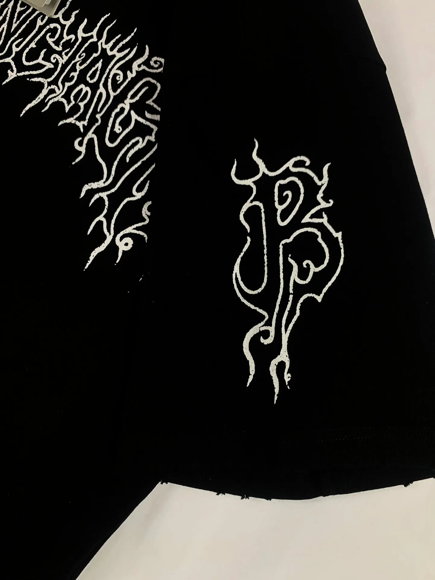 [New] Top version BALENCIAGA Paris new flame B letter LOGO destruction printed short-sleeved T-shirt The front and rear platens are hand-printed, precision mesh is used to make the stencil, imported environmentally friendly slurry is scraped, and the letters are clearly restored. The spacing between letters is all the same as the original version. The font size is consistent with the original version. The comparison code number ratio is increased and enlarged. The letters are strictly aligned to highly restore the spacing ratio and three-dimensional sense. The printing has no burrs. Basically, the color difference is minimized to be infinitely close. The printing has transparent bottom lines and no burrs. The yarn is made of Made of 18SJC and imported oil-proof treated thread, there will be no oil stains. The car is imported from Silver Sword with a knife, which does not eat the cloth or leave any cloth. The sewing machine needle uses a No. 9 round-head needle, which does not puncture or break the fibers of the fabric. The density of the thread is 3CM/14 needles, which is tight and not loose or sparse. The double-layer stitching of the back collar is firm and tight. The double chain of the shoulder is routed. The hem is tightened tightly. The fabric is full of drape and consistent with the pattern. The fabric is made of 280g double-ply double-yarn plain cotton fabric, which has full drape and smooth hand feel. Complete color matching from dyeing to craftsmanship, customized accessories with three standards. The front and rear left and right cuffs are made of imported Kornit direct-injection color-printing technology. The os dropped shoulders are loose and the same style for men and women! ! Size: XS-L Color: Black Yellow P:280