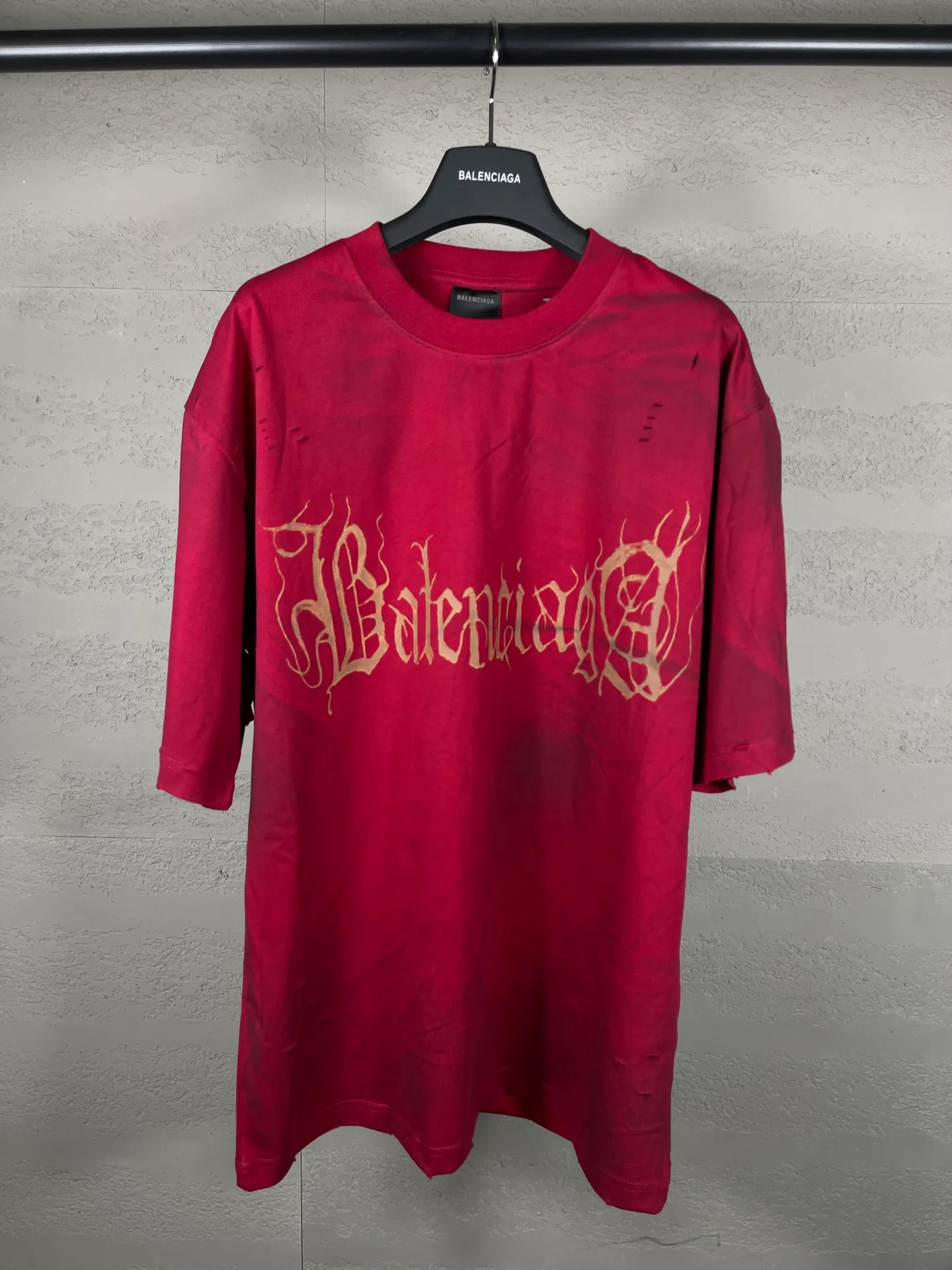 🅿️26 real photos [Top version. Official website quality] BALENCI*GA/Paris. 2024 latest Sanskrit letters LOGO hand-painted worn distressed short-sleeved T-shirt. Brick cabinet synchronization. ⚠️Difference in market currency. YB development. Color system is black and blue. Worn. Hand-painted consistent with ZP,‼ ️The fabric is made of Paris ZP custom-woven and dyed 100% double yarn compact cotton. The weight is 260 grams. The cloth surface is clean. The cloth pattern is clear, soft and comfortable. The threads are dyed with no color difference. Ready-made garments are hand-painted, worn, and distressed, with heavy craftsmanship. Comparisons welcome. The version adopts OS loose shoulder design. Same style for men and women. Code: BL223203 Color: red. Gray blue Size: XS to L