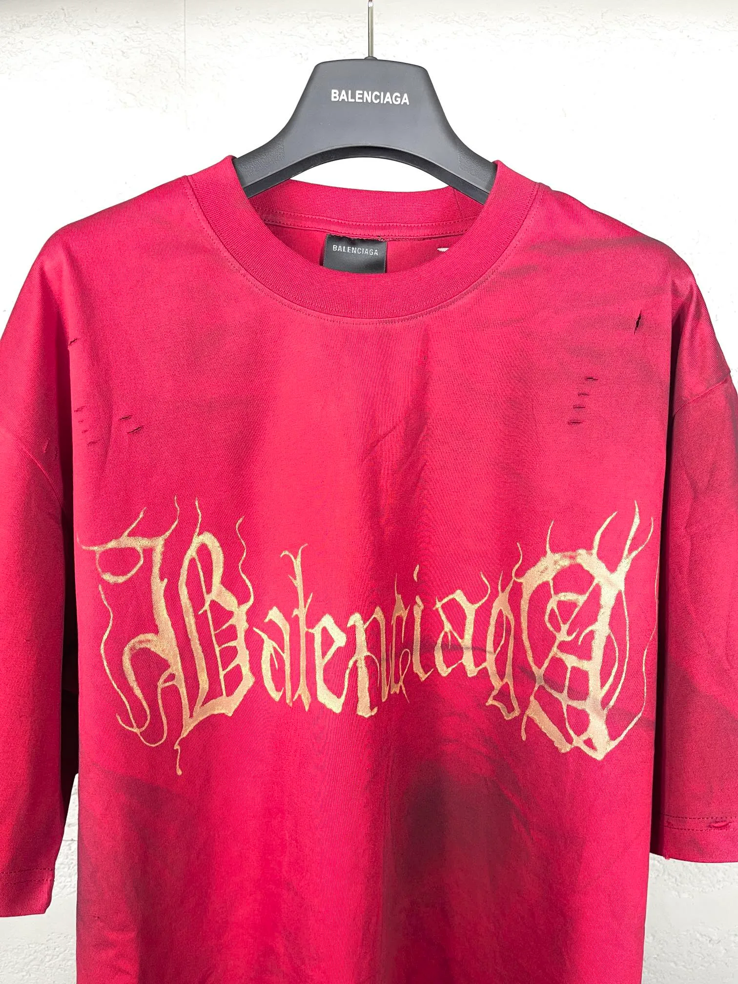 🅿️26 real photos [Top version. Official website quality] BALENCI*GA/Paris. 2024 latest Sanskrit letters LOGO hand-painted worn distressed short-sleeved T-shirt. Brick cabinet synchronization. ⚠️Difference in market currency. YB development. Color system is black and blue. Worn. Hand-painted consistent with ZP,‼ ️The fabric is made of Paris ZP custom-woven and dyed 100% double yarn compact cotton. The weight is 260 grams. The cloth surface is clean. The cloth pattern is clear, soft and comfortable. The threads are dyed with no color difference. Ready-made garments are hand-painted, worn, and distressed, with heavy craftsmanship. Comparisons welcome. The version adopts OS loose shoulder design. Same style for men and women. Code: BL223203 Color: red. Gray blue Size: XS to L