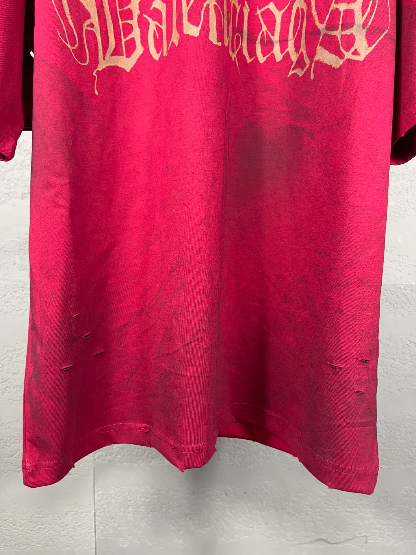 🅿️26 real photos [Top version. Official website quality] BALENCI*GA/Paris. 2024 latest Sanskrit letters LOGO hand-painted worn distressed short-sleeved T-shirt. Brick cabinet synchronization. ⚠️Difference in market currency. YB development. Color system is black and blue. Worn. Hand-painted consistent with ZP,‼ ️The fabric is made of Paris ZP custom-woven and dyed 100% double yarn compact cotton. The weight is 260 grams. The cloth surface is clean. The cloth pattern is clear, soft and comfortable. The threads are dyed with no color difference. Ready-made garments are hand-painted, worn, and distressed, with heavy craftsmanship. Comparisons welcome. The version adopts OS loose shoulder design. Same style for men and women. Code: BL223203 Color: red. Gray blue Size: XS to L