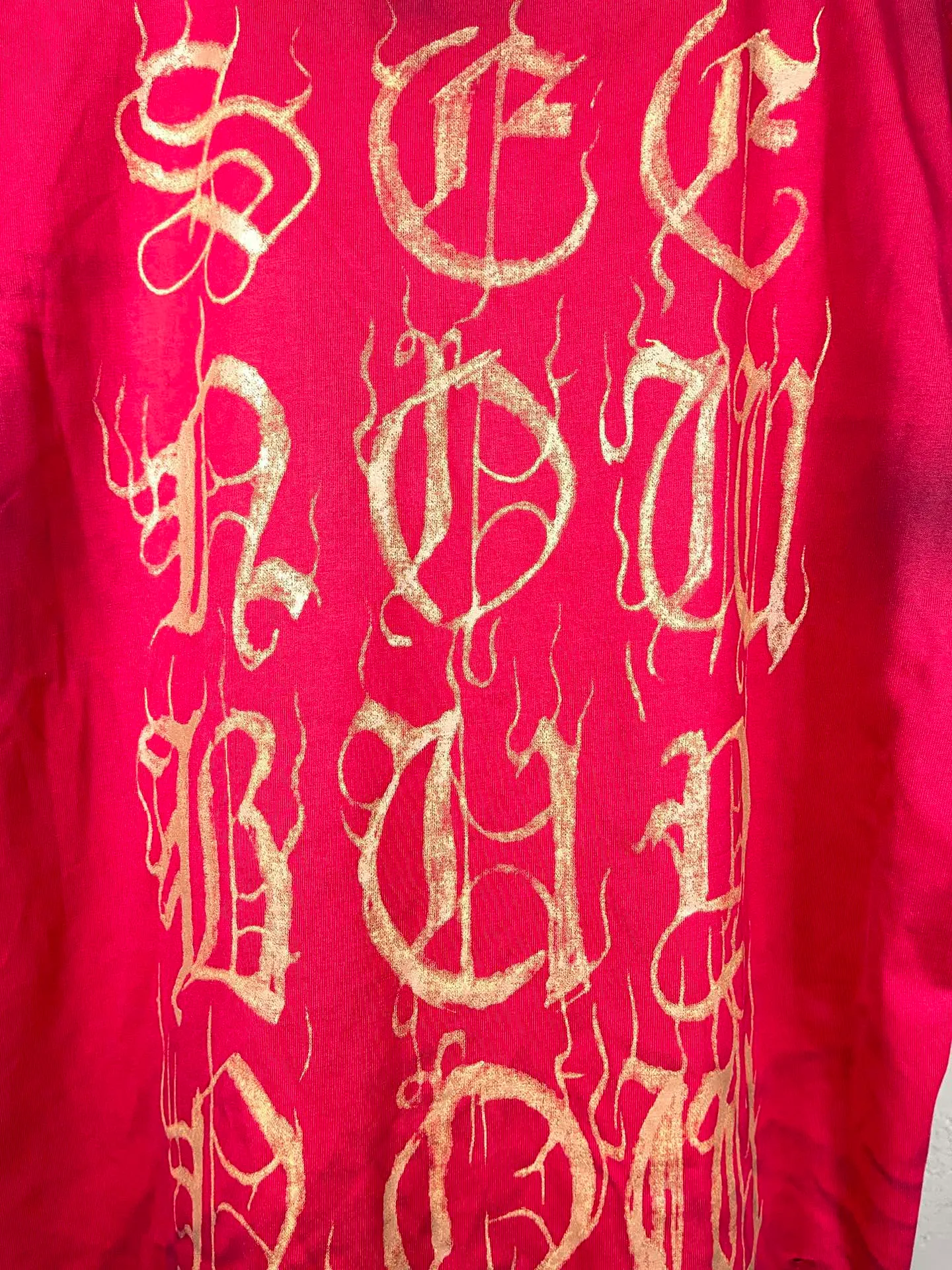 🅿️26 real photos [Top version. Official website quality] BALENCI*GA/Paris. 2024 latest Sanskrit letters LOGO hand-painted worn distressed short-sleeved T-shirt. Brick cabinet synchronization. ⚠️Difference in market currency. YB development. Color system is black and blue. Worn. Hand-painted consistent with ZP,‼ ️The fabric is made of Paris ZP custom-woven and dyed 100% double yarn compact cotton. The weight is 260 grams. The cloth surface is clean. The cloth pattern is clear, soft and comfortable. The threads are dyed with no color difference. Ready-made garments are hand-painted, worn, and distressed, with heavy craftsmanship. Comparisons welcome. The version adopts OS loose shoulder design. Same style for men and women. Code: BL223203 Color: red. Gray blue Size: XS to L