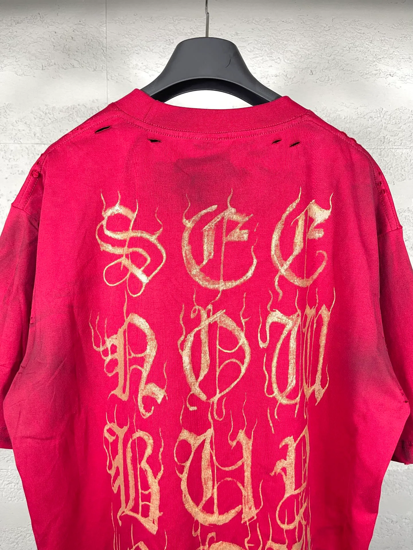 🅿️26 real photos [Top version. Official website quality] BALENCI*GA/Paris. 2024 latest Sanskrit letters LOGO hand-painted worn distressed short-sleeved T-shirt. Brick cabinet synchronization. ⚠️Difference in market currency. YB development. Color system is black and blue. Worn. Hand-painted consistent with ZP,‼ ️The fabric is made of Paris ZP custom-woven and dyed 100% double yarn compact cotton. The weight is 260 grams. The cloth surface is clean. The cloth pattern is clear, soft and comfortable. The threads are dyed with no color difference. Ready-made garments are hand-painted, worn, and distressed, with heavy craftsmanship. Comparisons welcome. The version adopts OS loose shoulder design. Same style for men and women. Code: BL223203 Color: red. Gray blue Size: XS to L