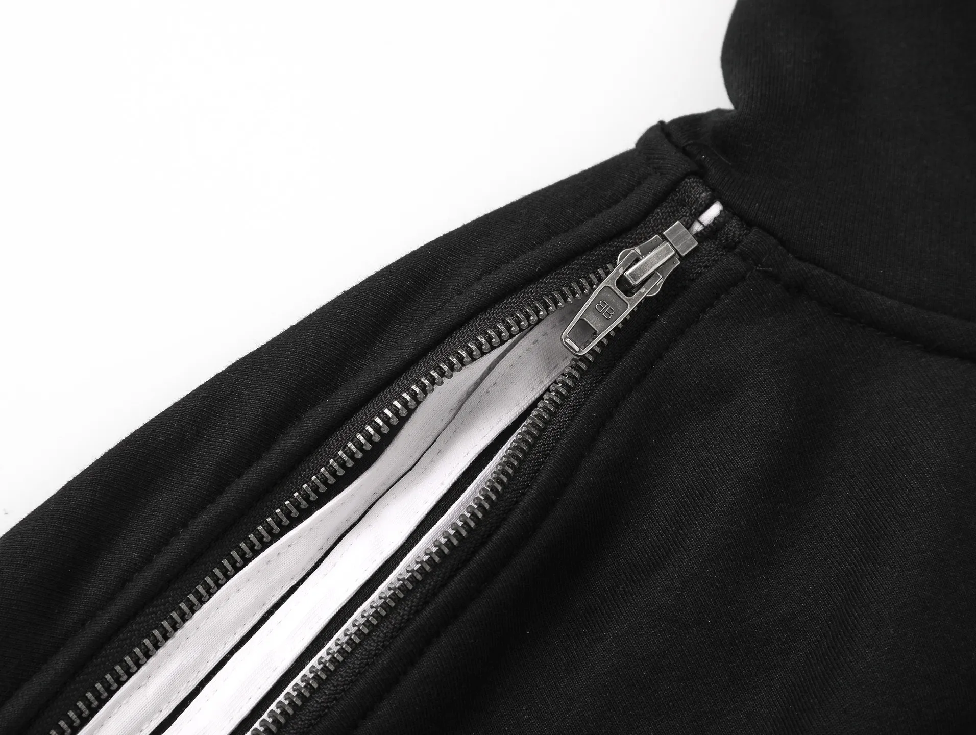 🅿️456 Detailed picture [Top version. Official website quality] BALENCI*GA/Paris SS25 latest model, shoulder sleeves with color matching and tie bars. Zippered shoulder sleeves, chain cardigan hooded sweatshirt with classic LOGO embroidered on the front left chest, produced with extra heavy craftsmanship. Brick cabinets are synchronized and developed at the first time. The fabric is made of Paris ZP custom-woven and dyed cotton sweatshirt. Weighing 460 grams, the cloth surface is clean. The cloth pattern is clear, soft and comfortable. The threads are dyed with no color difference. The classic pattern embroidery is embroidered using an imported Tajima embroidery machine. The letters are clear, three-dimensional and without burrs. Shoulder sleeves with color tie strips, fashionable and classic. Jubie market produces pictures based on pictures. Welcome to compare. The version adopts OS loose shoulder version. Same style for men and women. Code: BL259915 Color: Black, Size: XS S M L