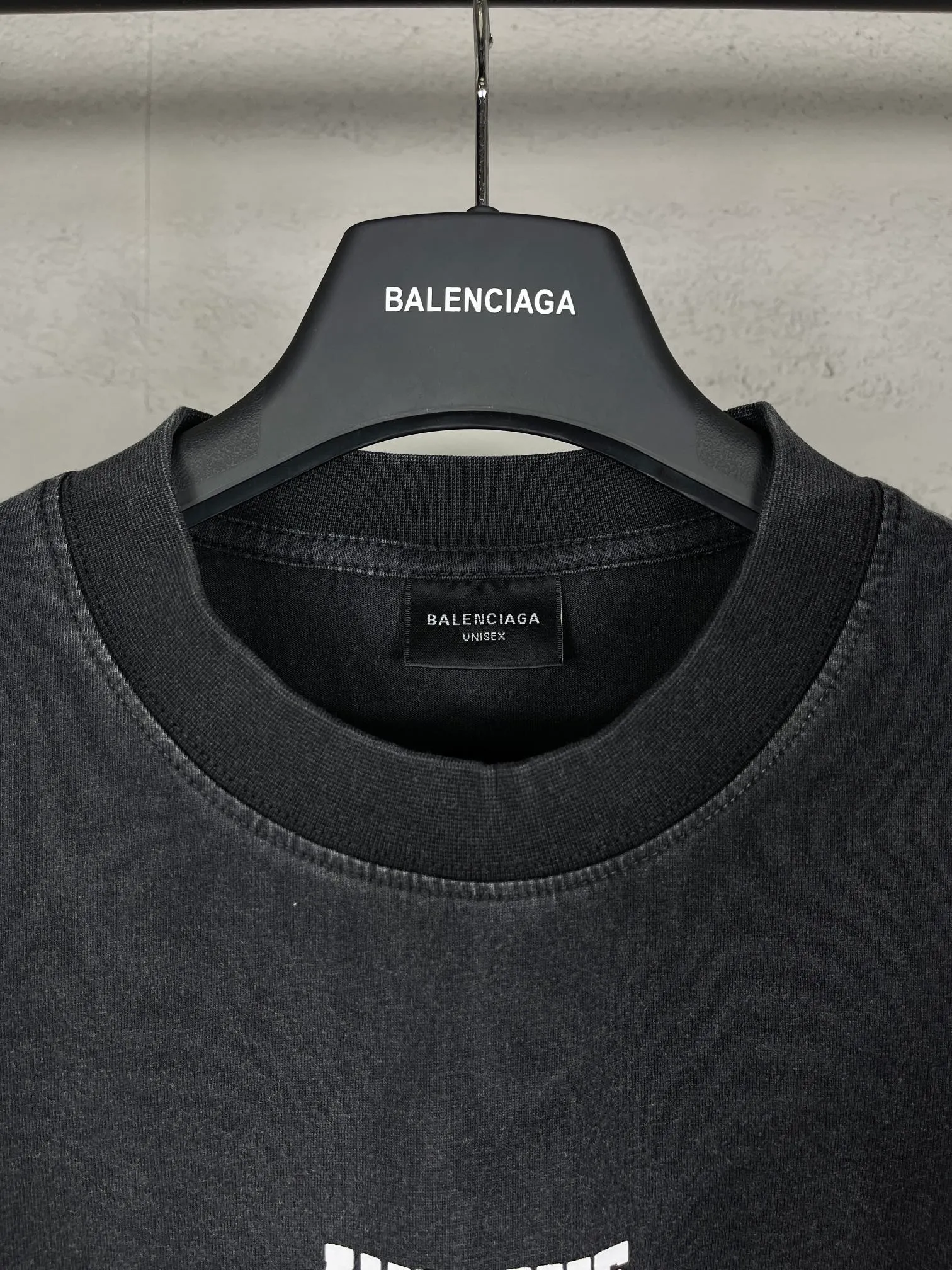 🅿️190 real photos [Top version. Official website quality] BALENCI*GA/Paris. 2024 new model. Montaigne art print on the front, washed and distressed short-sleeved T-shirt. Brick cabinet synchronization. Genuine product developed at the first time, please print and compare! The fabric is made of Paris ZP custom-woven and dyed cotton double yarn. Weighing 260 grams, the cloth surface is clean. The cloth pattern is clear, soft and comfortable. The threads are dyed with no color difference. The printing is made of environmentally friendly imported materials. The letters are clear and the effect is three-dimensional. The entire garment is washed and distressed. The version adopts OS loose shoulder design. Same style for men and women. Code: BL223360. Color: washed black. Size: XS. S. M. L.